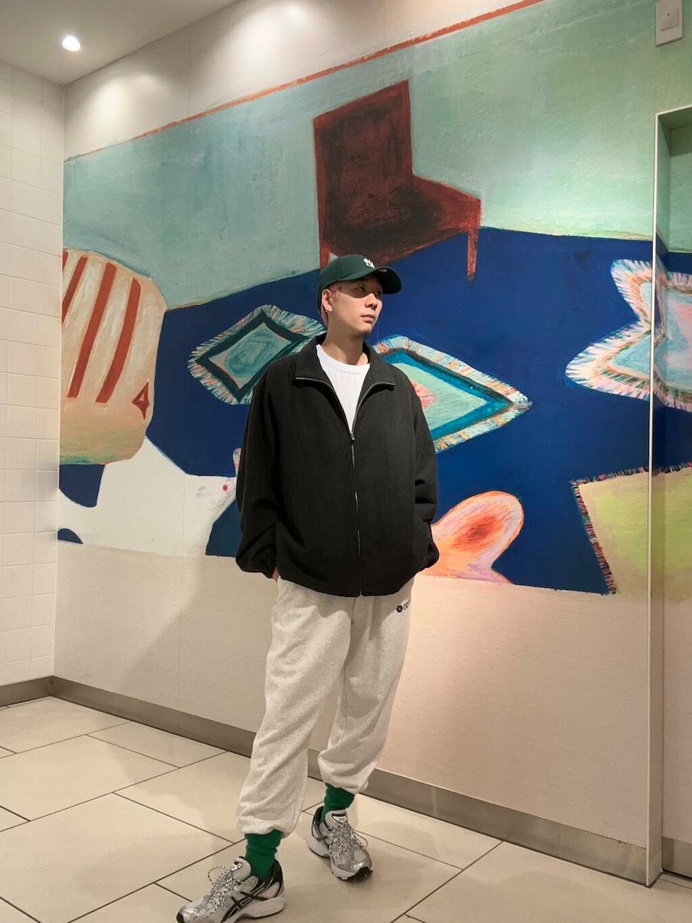 グレー系のその他パンツ、グレー系のブルゾン、ブルー系のニット/セーターを着用したメンズの冬コーディネートの2枚目の写真