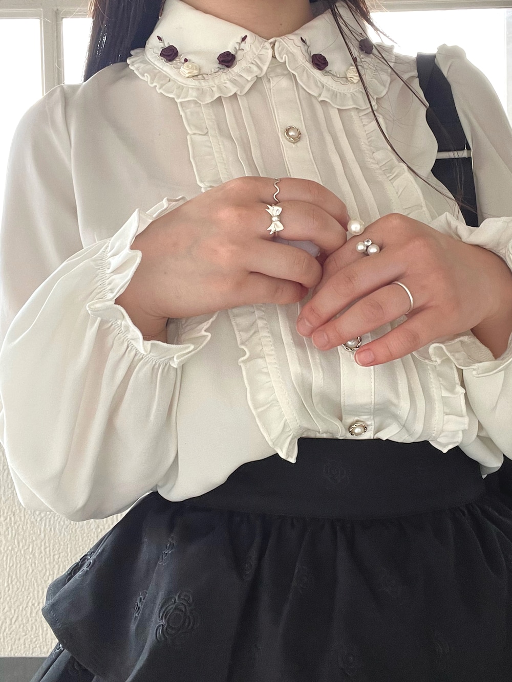 「ショートパンツ、休日スタイル、ミニスカート、お出かけコーデ、リボン、プチプラ、モノトーン、デートコーデ」｜「IMARIの【 IMARI / イマリ 】 総レース ワイド カチューシャ（カチューシャ、ホワイト系）」を使った、さくらさん（骨格ウェーブ・レディース・160cm）の春コーディネートの4枚目の写真