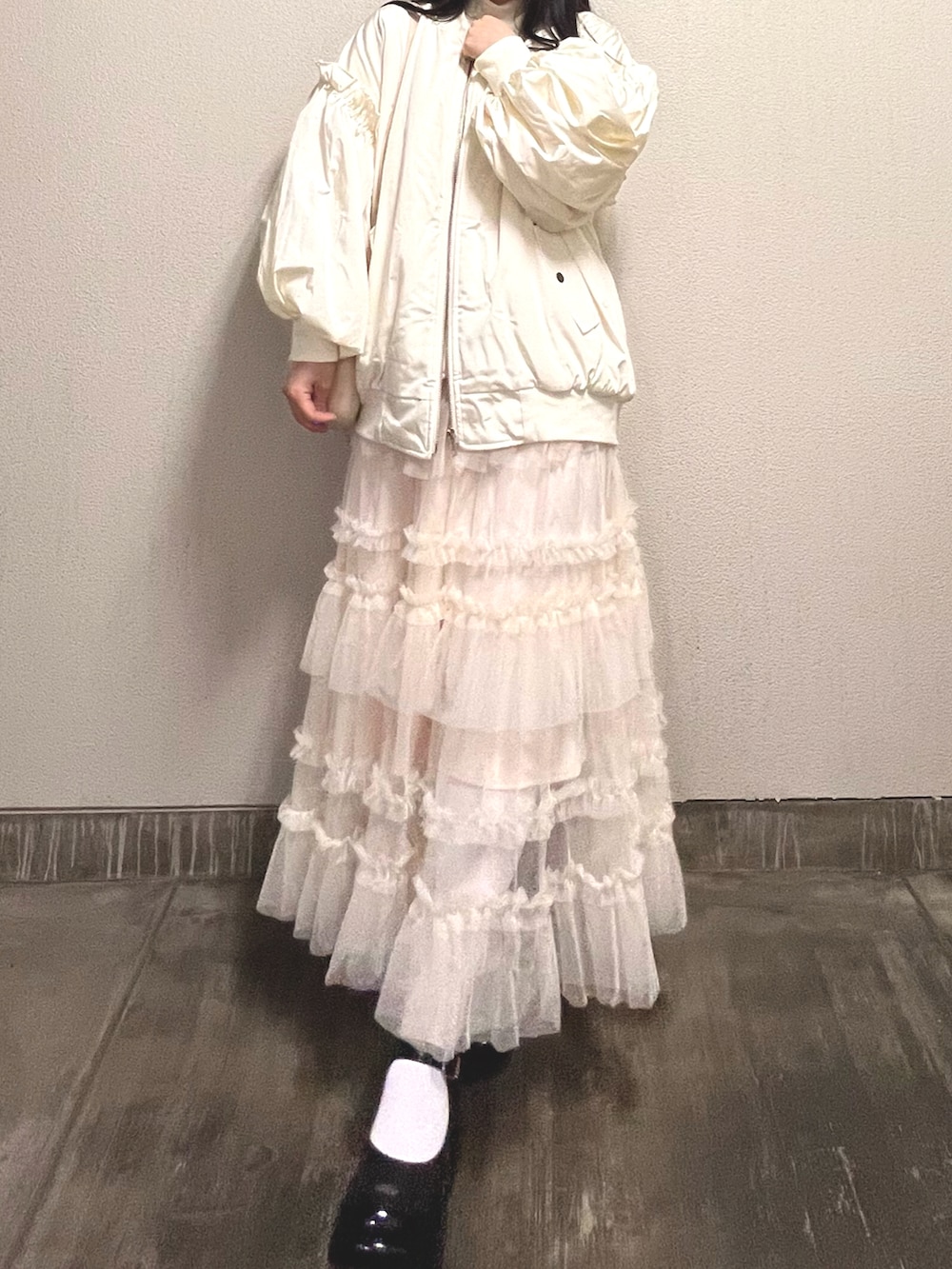 「秋服コーデ、大人かわいい、MA-1、ホワイトコーデ、秋コーデ、冬コーデ、poppy、poppy tokyo、poppycode、POPPY、ガーリーコーデ」｜「poppyのpoppy ma-1（MA-1、ホワイト系）」を使った、さくらさん（骨格ウェーブ・レディース・160cm）の秋コーディネートの4枚目の写真