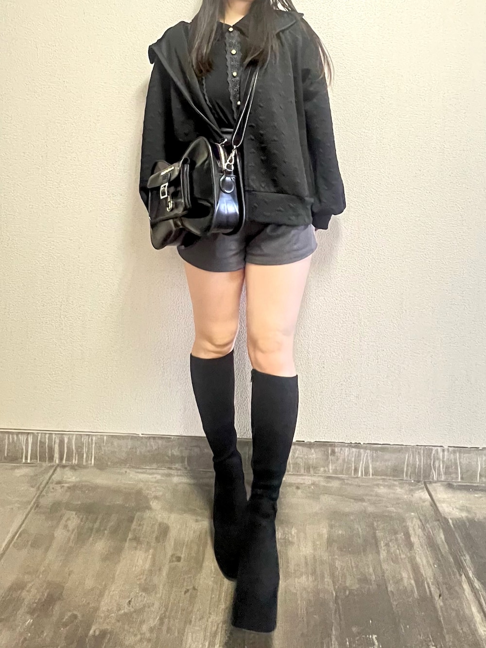 「秋コーデ、パーカーコーデ、ブラックコーデ、ロングブーツコーデ、ガーリーコーデ、ガーリー、ブラックガーリー、ブラックガーリーコーデ、ロングブーツ」｜「Lovilynのハートキルティングジップパーカー（パーカー、ブラック系）」を使った、さくらさん（骨格ウェーブ・レディース・160cm）の秋コーディネートの2枚目の写真