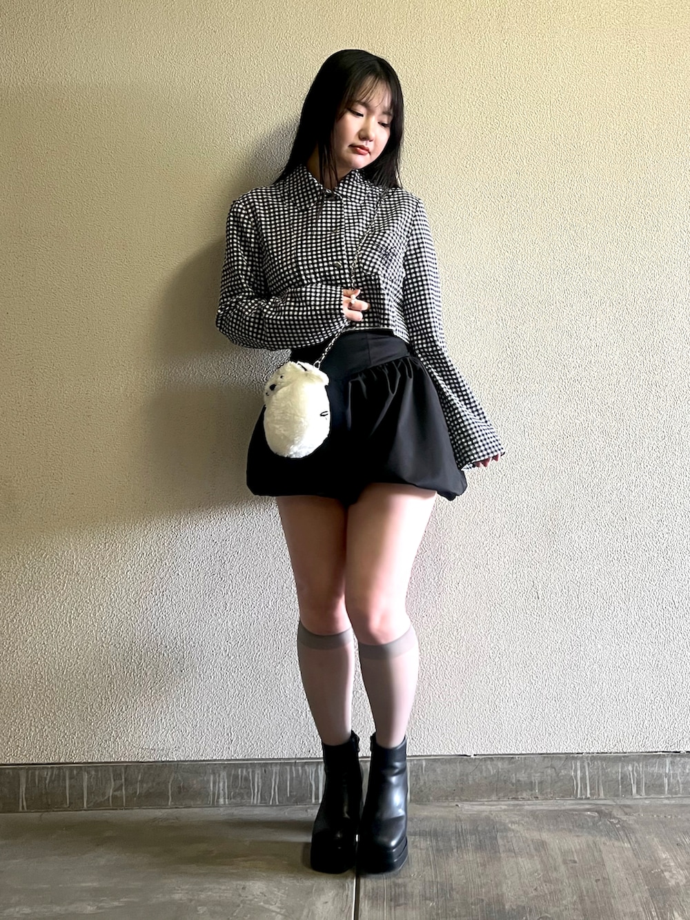 「春めき満開コーデ、春コーデ、古着MIX、ショートパンツ、ミニスカート、ショルダーバッグ、休日スタイル、デートコーデ、韓国ファッション、お出かけコーデ、モノトーン」｜「古着のアイテム（シャツ/ブラウス、ブラック系）」を使った、さくらさん（骨格ウェーブ・レディース・160cm）の春コーディネートの3枚目の写真
