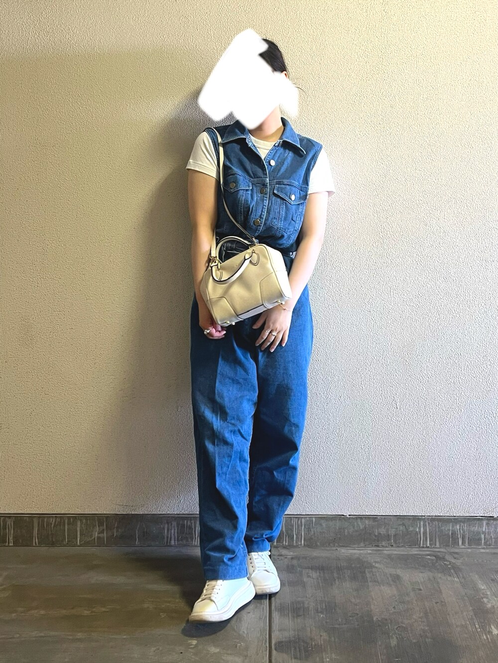 「最近のいい感じコーデ、アウトドアスタイル、プチプラ、古着MIX、大人カジュアル、春夏コーデ、シンプルコーデ、レイヤードスタイル、きれいめカジュアル、休日スタイル、デニム、スニーカー、お出かけコーデ」｜「P-31の厚底スニーカー 身長アップ 7cm台 ロートップ レザースニーカー [ホワイト]（スニーカー、ホワイト系）」を使った、さくらさん（骨格ウェーブ・レディース・160cm）の春コーディネートの3枚目の写真