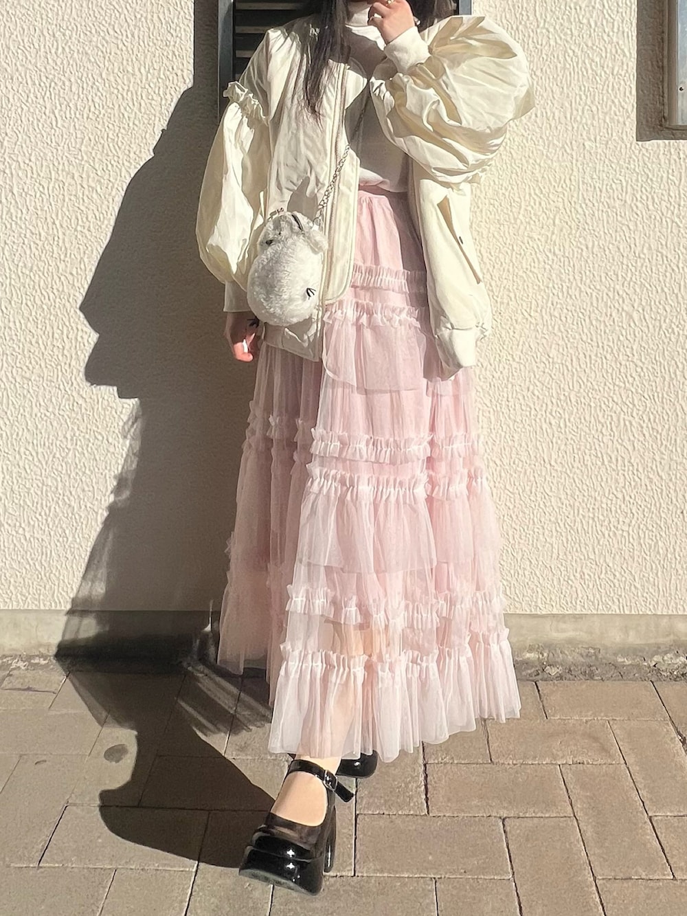 「最近のいい感じコーデ、冬アウター、UNIQLO、冬コーデ、デートコーデ、フリルスカート、MA-1、poppy、poppy tokyo、ポシェット」｜「poppyのpoppy ma-1（MA-1、ホワイト系）」を使った、さくらさん（骨格ウェーブ・レディース・160cm）の秋コーディネートの3枚目の写真