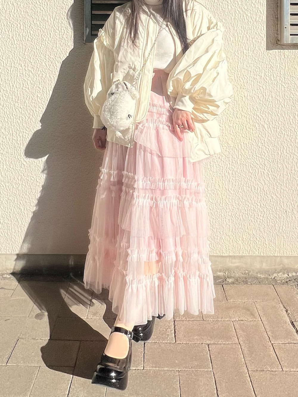 「最近のいい感じコーデ、冬アウター、UNIQLO、冬コーデ、デートコーデ、フリルスカート、MA-1、poppy、poppy tokyo、ポシェット」｜「poppyのpoppy ma-1（MA-1、ホワイト系）」を使った、さくらさん（骨格ウェーブ・レディース・160cm）の秋コーディネートの2枚目の写真