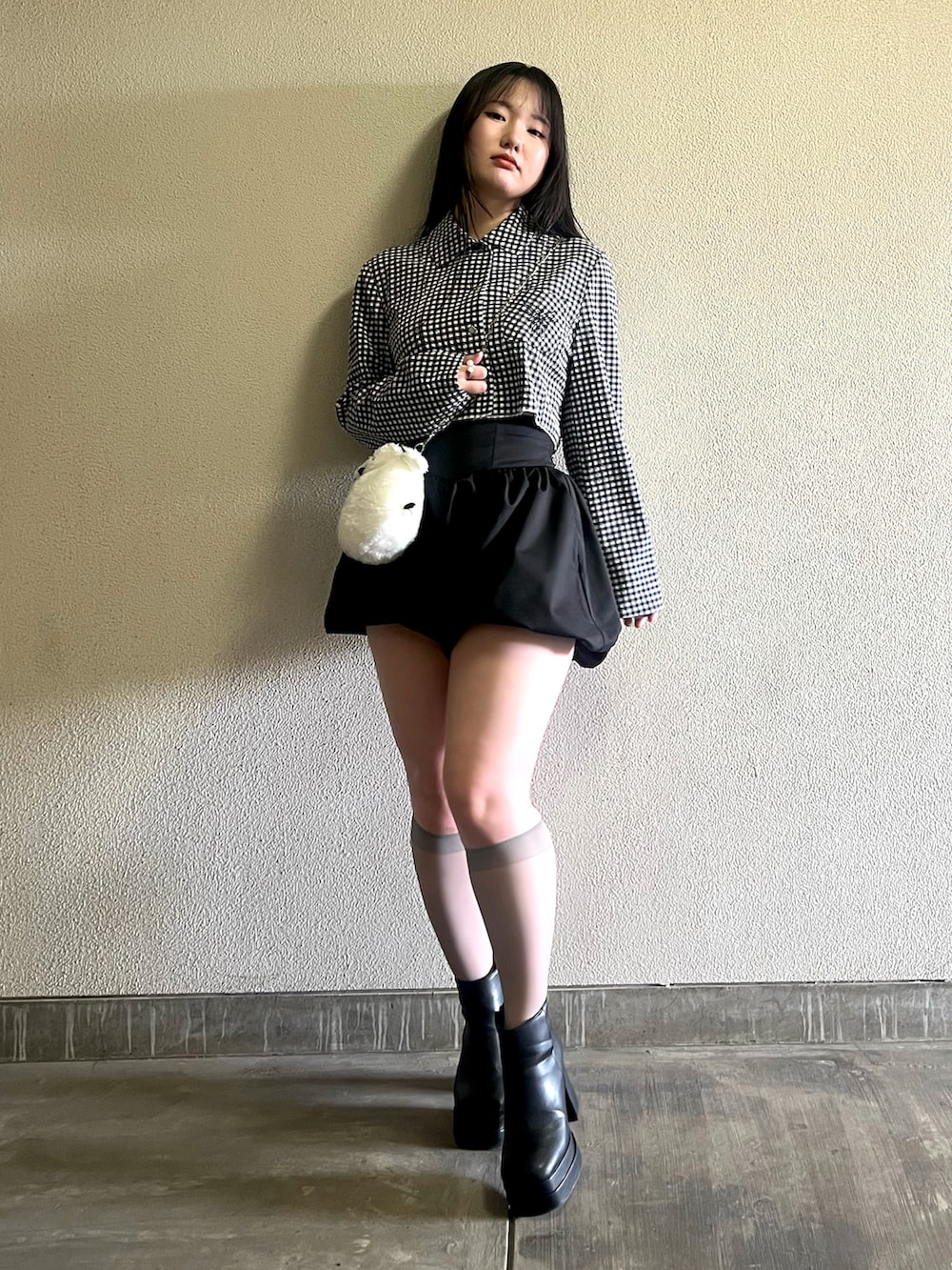 「春めき満開コーデ、春コーデ、古着MIX、ショートパンツ、ミニスカート、ショルダーバッグ、休日スタイル、デートコーデ、韓国ファッション、お出かけコーデ、モノトーン」｜「古着のアイテム（シャツ/ブラウス、ブラック系）」を使った、さくらさん（骨格ウェーブ・レディース・160cm）の春コーディネートの2枚目の写真