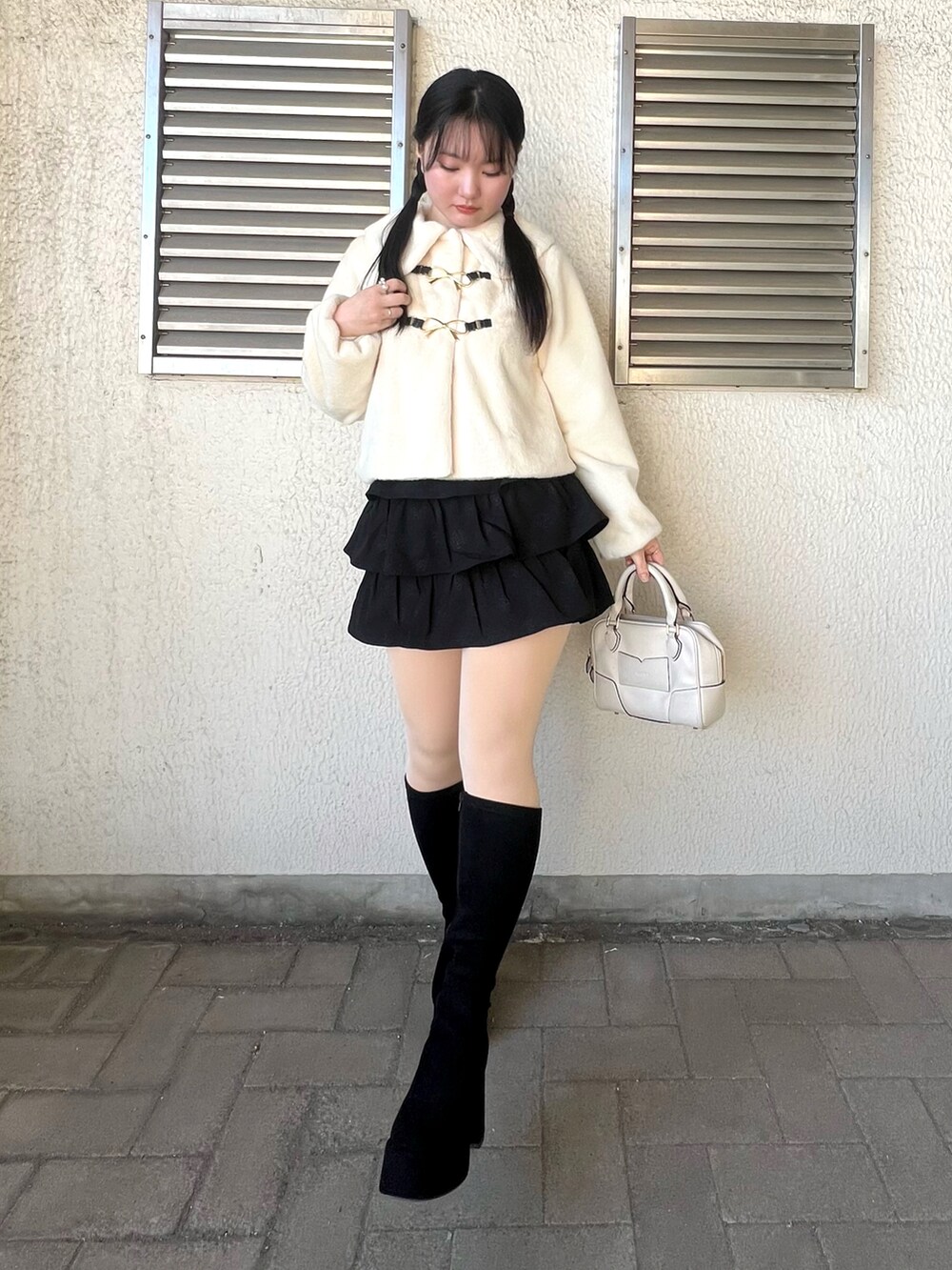 「ミニスカート、モノトーン、休日スタイル」｜「S’AIMEのアイテム（ショルダーバッグ、ホワイト系）」を使った、さくらさん（骨格ウェーブ・レディース・160cm）の冬コーディネートの2枚目の写真