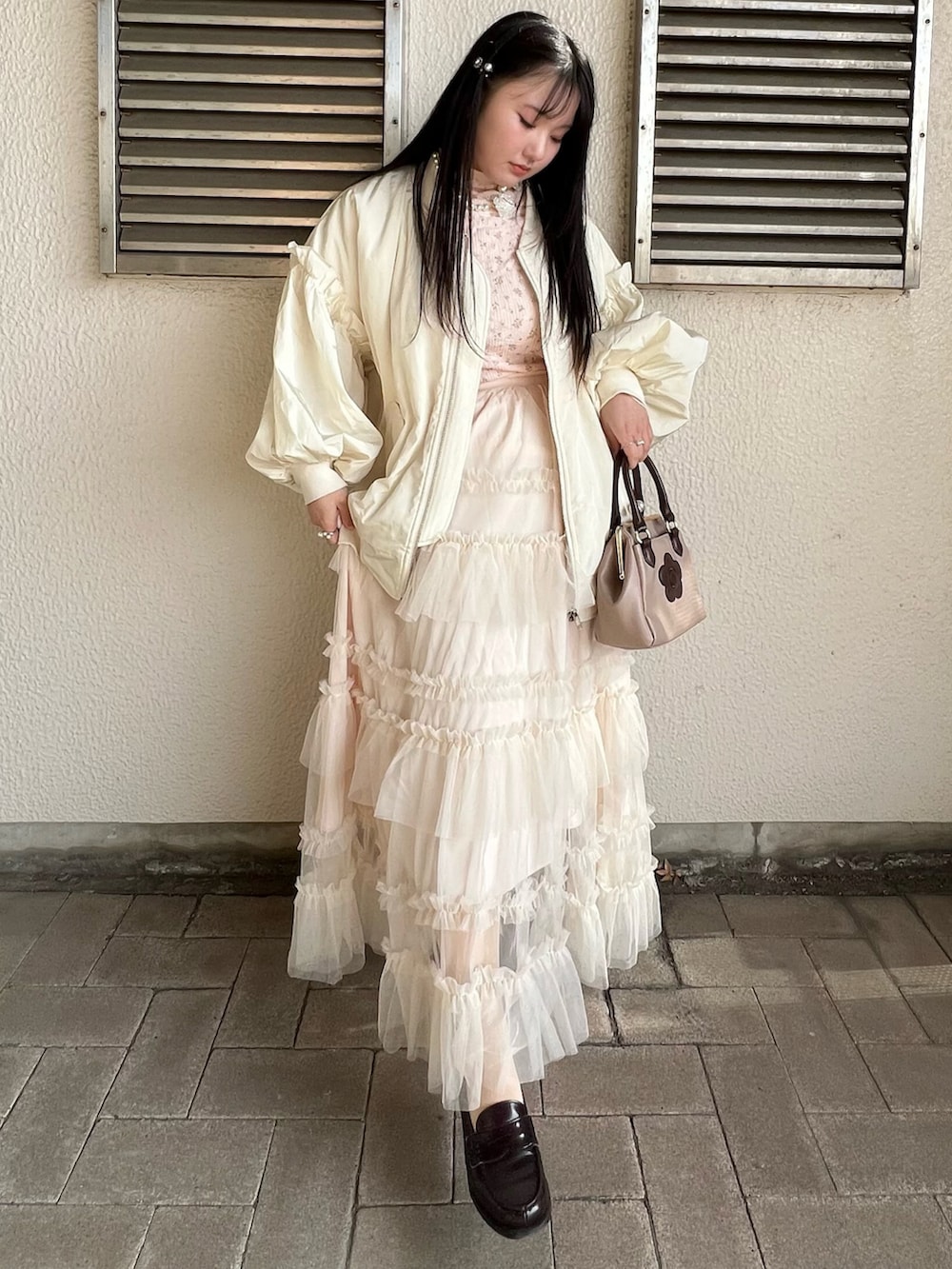 「真冬のあったかスタイル、休日スタイル、オトナカワイイ、冬、キレイめ、冬服コーデ、ガーリー、poppy、poppy tokyo、ベビーピンク、ティアードスカート、ホワイトコーデ、お出かけコーデ、冬コーデ」｜「MARY QUANTのアイテム（ショルダーバッグ、ブラウン系）」を使った、さくらさん（骨格ウェーブ・レディース・160cm）の冬コーディネートの3枚目の写真