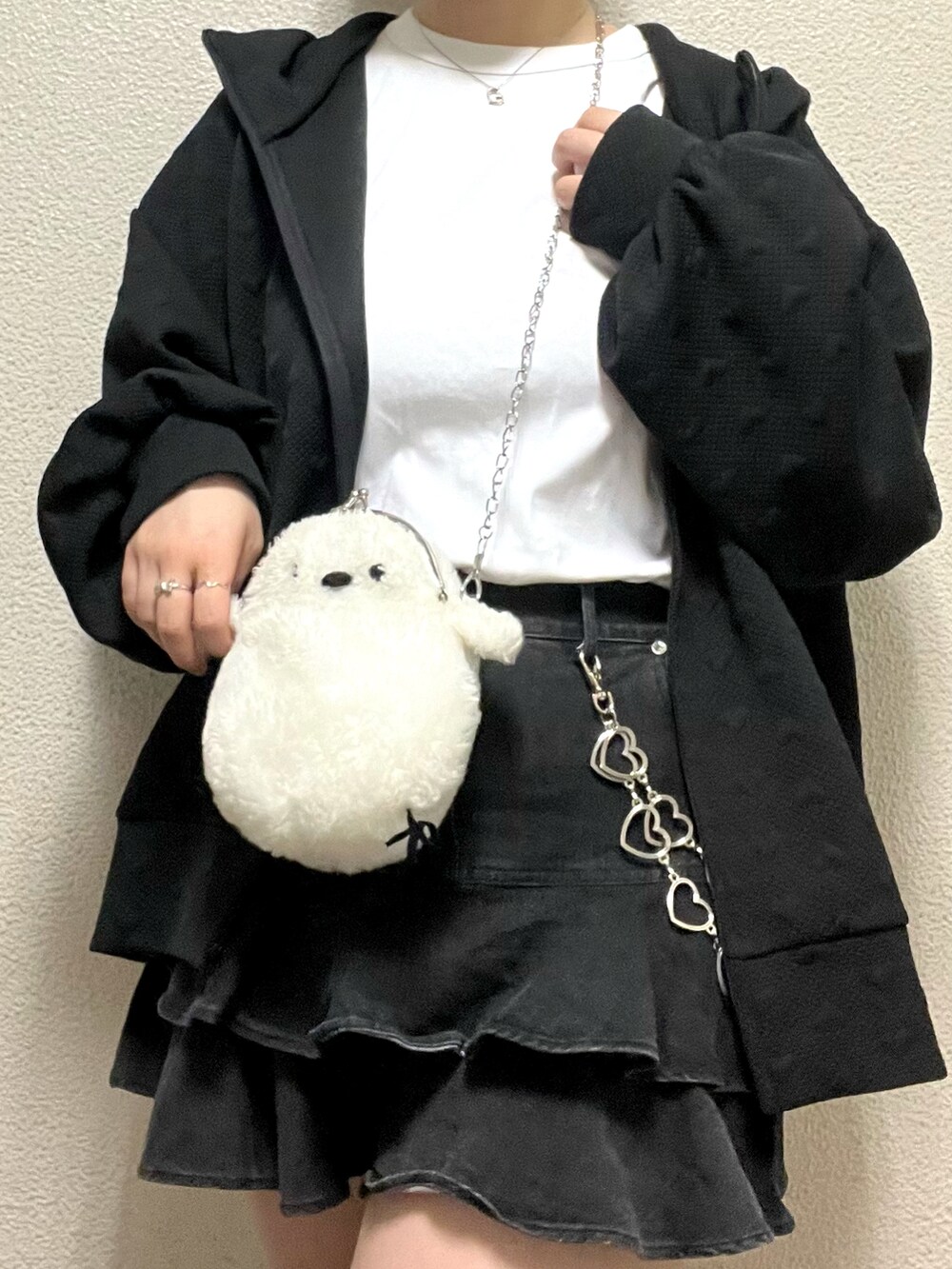「秋っぽコーデ更新中、モノトーン、ブーツ、ミニスカート、ポシェット、白Tシャツ、ブラックコーデ」｜「Lovilynのハートキルティングジップパーカー（パーカー、ブラック系）」を使った、さくらさん（骨格ウェーブ・レディース・160cm）の秋コーディネートの2枚目の写真