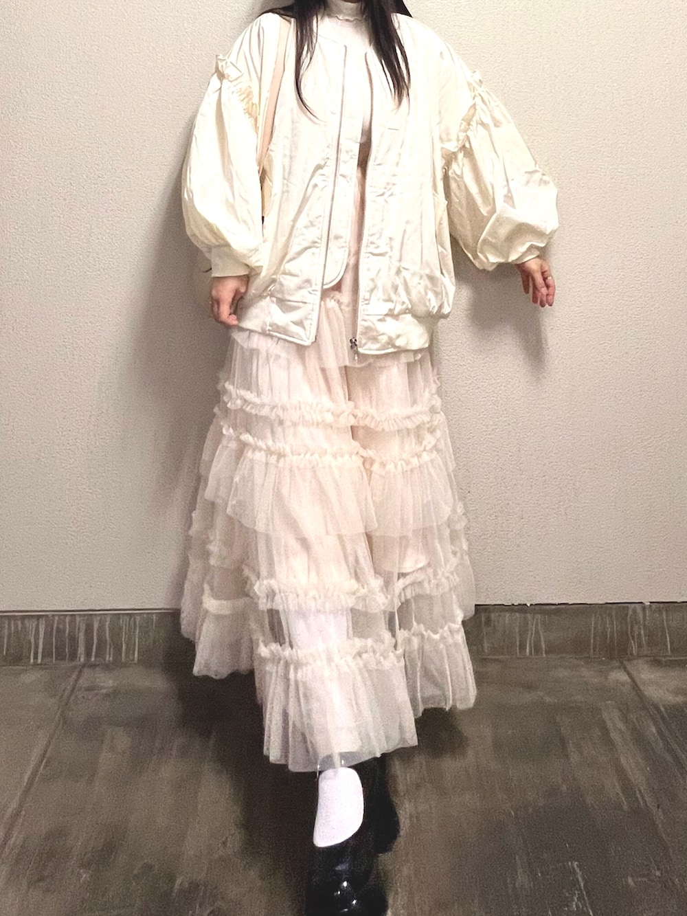 「秋服コーデ、大人かわいい、MA-1、ホワイトコーデ、秋コーデ、冬コーデ、poppy、poppy tokyo、poppycode、POPPY、ガーリーコーデ」｜「poppyのpoppy ma-1（MA-1、ホワイト系）」を使った、さくらさん（骨格ウェーブ・レディース・160cm）の秋コーディネートの5枚目の写真