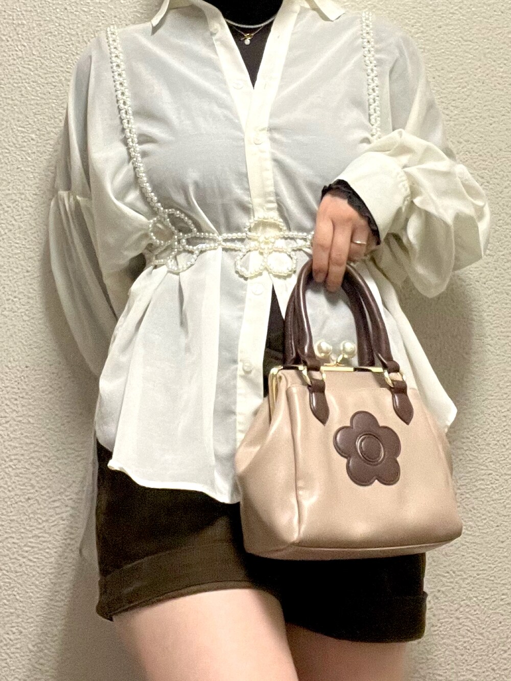 ブラウン系のTシャツ/カットソー、ホワイト系のシャツ/ブラウス、ブラウン系のショルダーバッグを着用したレディースの秋コーディネートの4枚目の写真