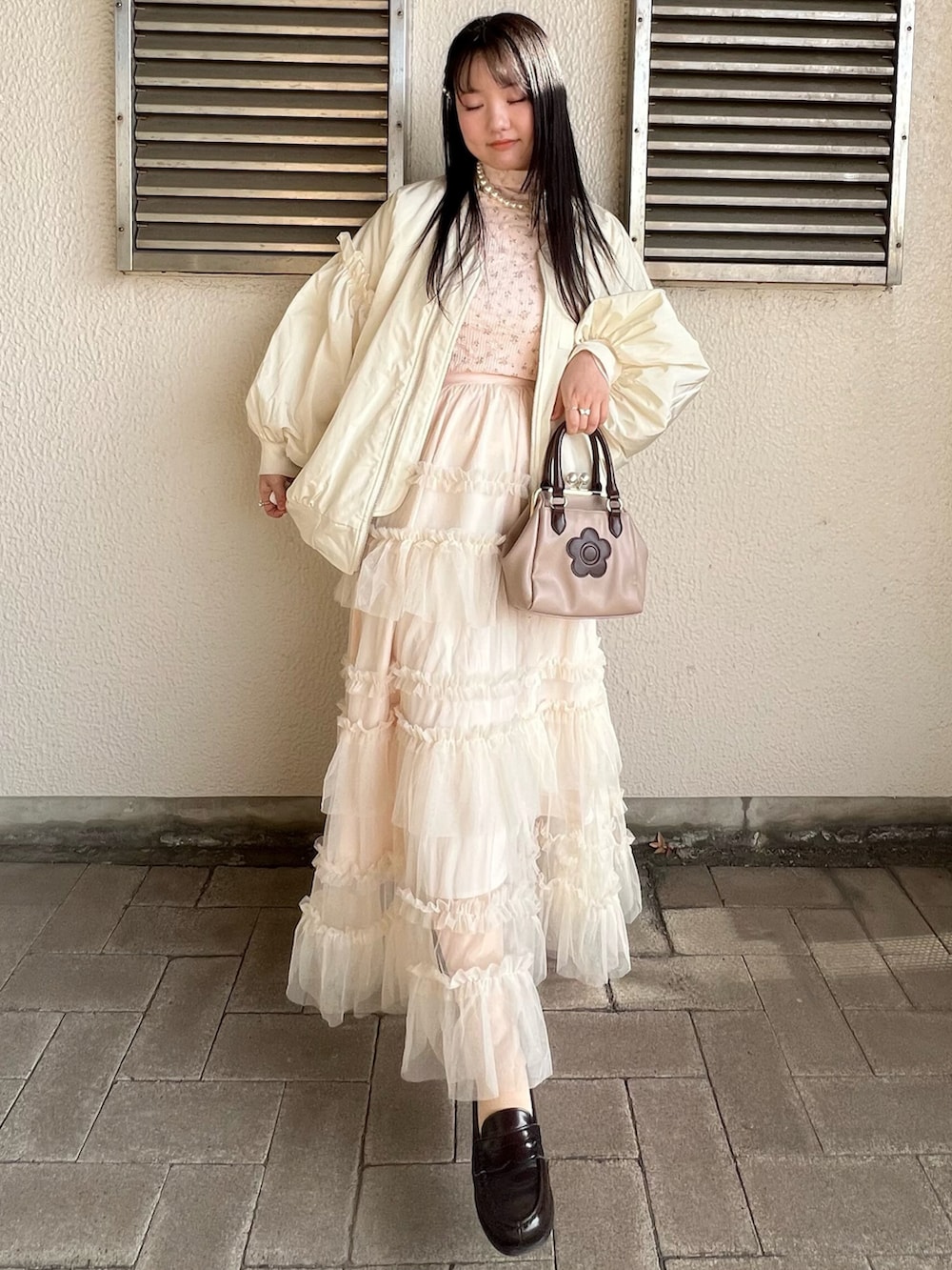 「真冬のあったかスタイル、休日スタイル、オトナカワイイ、冬、キレイめ、冬服コーデ、ガーリー、poppy、poppy tokyo、ベビーピンク、ティアードスカート、ホワイトコーデ、お出かけコーデ、冬コーデ」｜「MARY QUANTのアイテム（ショルダーバッグ、ブラウン系）」を使った、さくらさん（骨格ウェーブ・レディース・160cm）の冬コーディネートの2枚目の写真