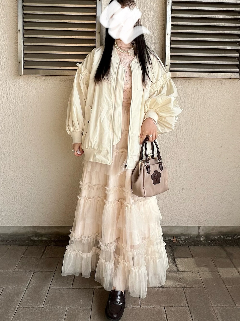 「真冬のあったかスタイル、休日スタイル、オトナカワイイ、冬、キレイめ、冬服コーデ、ガーリー、poppy、poppy tokyo、ベビーピンク、ティアードスカート、ホワイトコーデ、お出かけコーデ、冬コーデ」｜「MARY QUANTのアイテム（ショルダーバッグ、ブラウン系）」を使った、さくらさん（骨格ウェーブ・レディース・160cm）の冬コーディネートの4枚目の写真