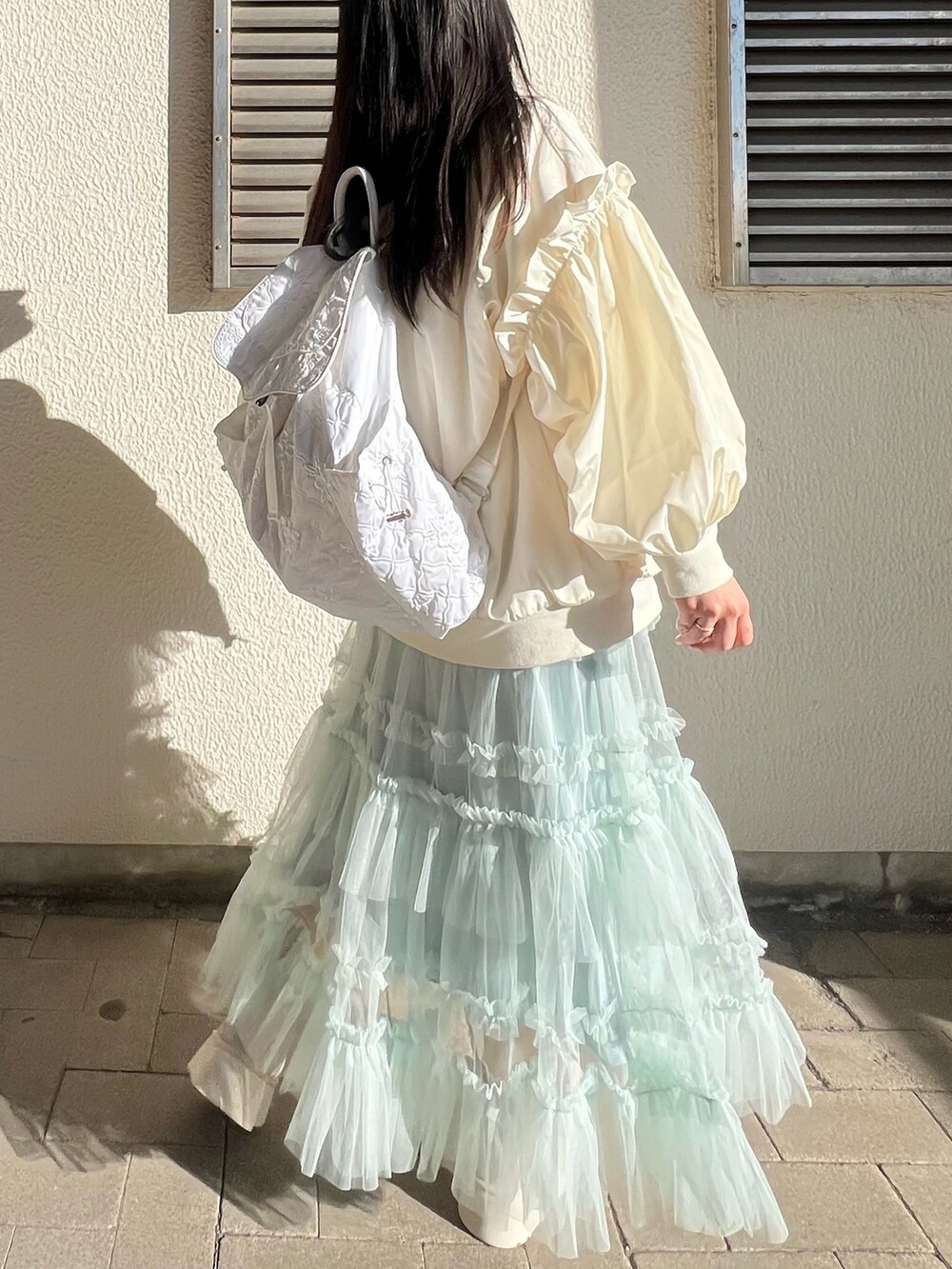 「冬コーデ、ホワイトコーデ、クリスマスに着たい服、マイベストコーデ2024、大人ガーリー、あったかコーデ、ハイネック、キレイめコーデ、プチプラ、ブーツスタイル、ムートンブーツ、お出かけコーデ、デートコーデ、きれいめカジュアル」｜「poppyのpoppy ma-1（MA-1、ホワイト系）」を使った、さくらさん（骨格ウェーブ・レディース・160cm）の冬コーディネートの5枚目の写真