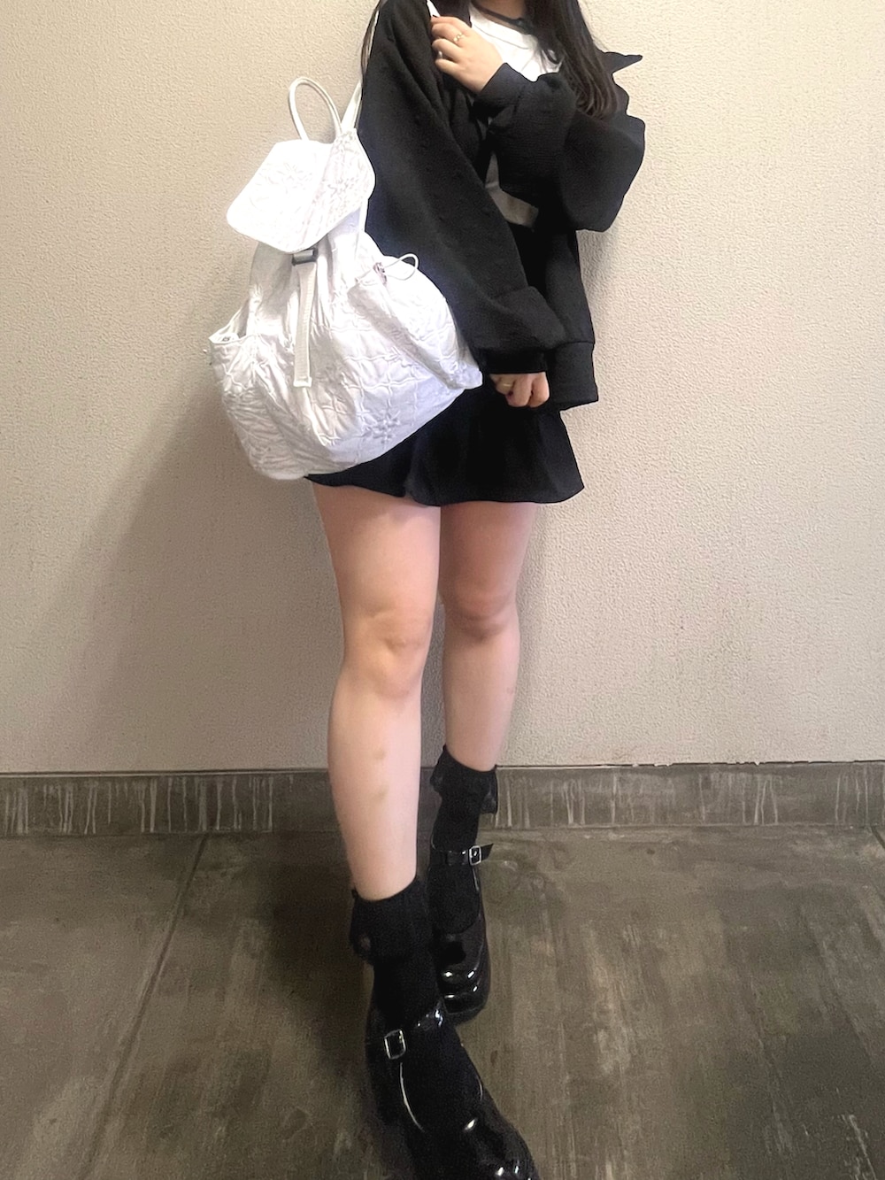 「お出かけコーデ、休日スタイル、カジュアルガーリー、リュックスタイル、秋コーデ、ガーリーコーデ、モノトーン」｜「UNIQLOのクルーネックT（半袖）（Tシャツ/カットソー、ホワイト系）」を使った、さくらさん（骨格ウェーブ・レディース・160cm）の秋コーディネートの3枚目の写真