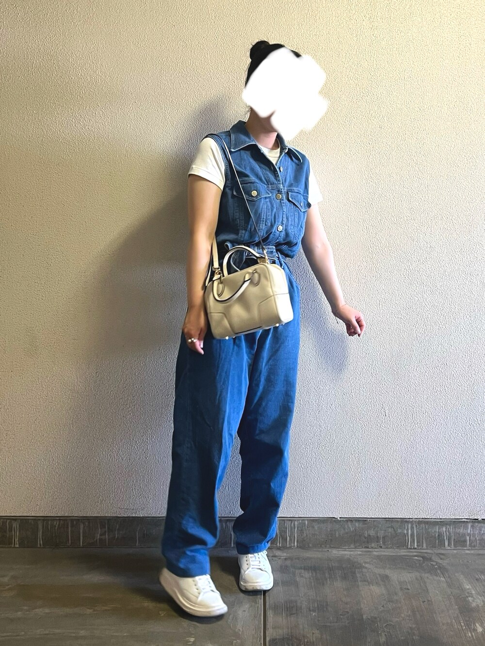 「最近のいい感じコーデ、アウトドアスタイル、プチプラ、古着MIX、大人カジュアル、春夏コーデ、シンプルコーデ、レイヤードスタイル、きれいめカジュアル、休日スタイル、デニム、スニーカー、お出かけコーデ」｜「P-31の厚底スニーカー 身長アップ 7cm台 ロートップ レザースニーカー [ホワイト]（スニーカー、ホワイト系）」を使った、さくらさん（骨格ウェーブ・レディース・160cm）の春コーディネートの4枚目の写真