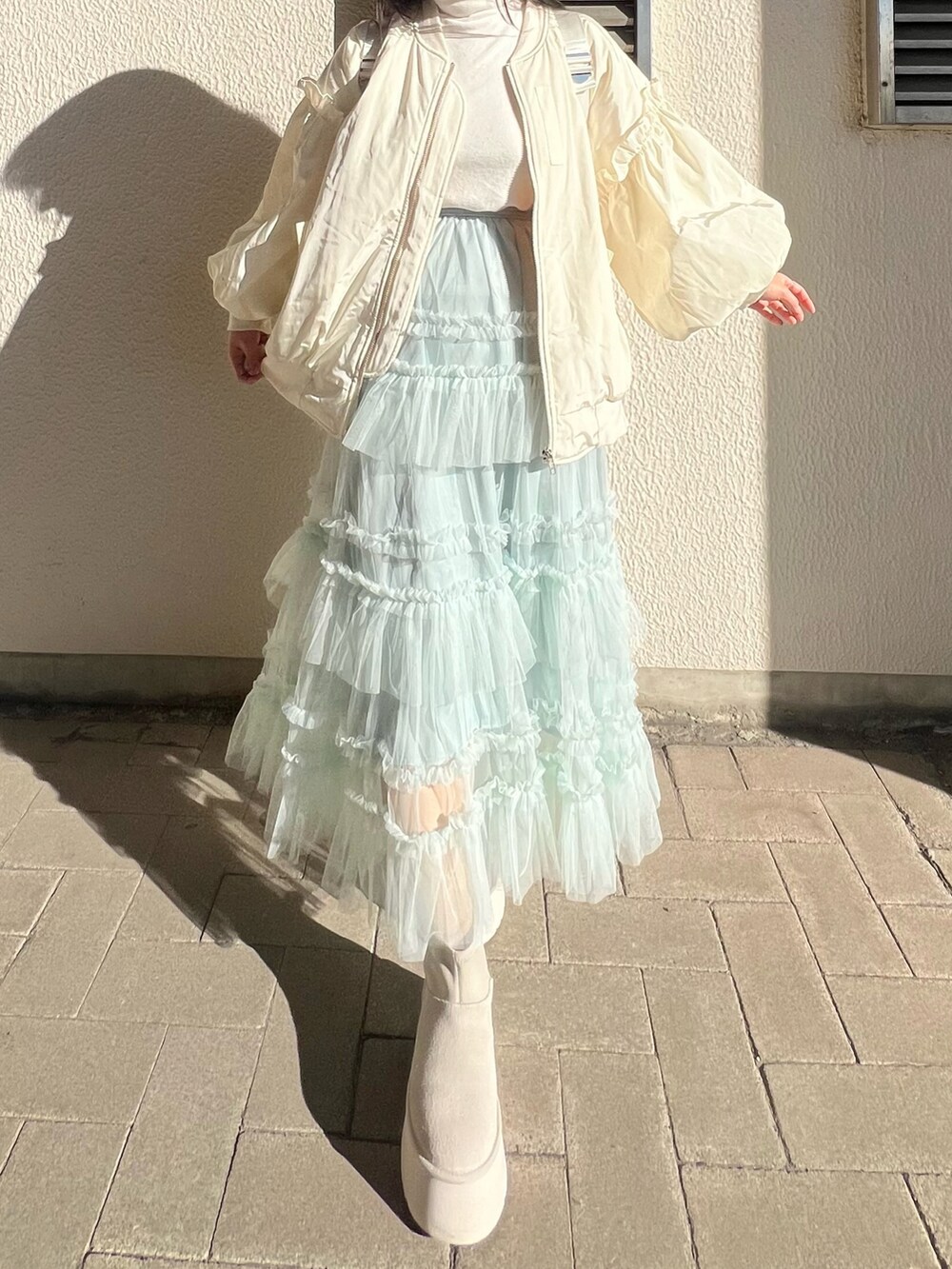 「冬コーデ、ホワイトコーデ、クリスマスに着たい服、マイベストコーデ2024、大人ガーリー、あったかコーデ、ハイネック、キレイめコーデ、プチプラ、ブーツスタイル、ムートンブーツ、お出かけコーデ、デートコーデ、きれいめカジュアル」｜「poppyのpoppy ma-1（MA-1、ホワイト系）」を使った、さくらさん（骨格ウェーブ・レディース・160cm）の冬コーディネートの4枚目の写真