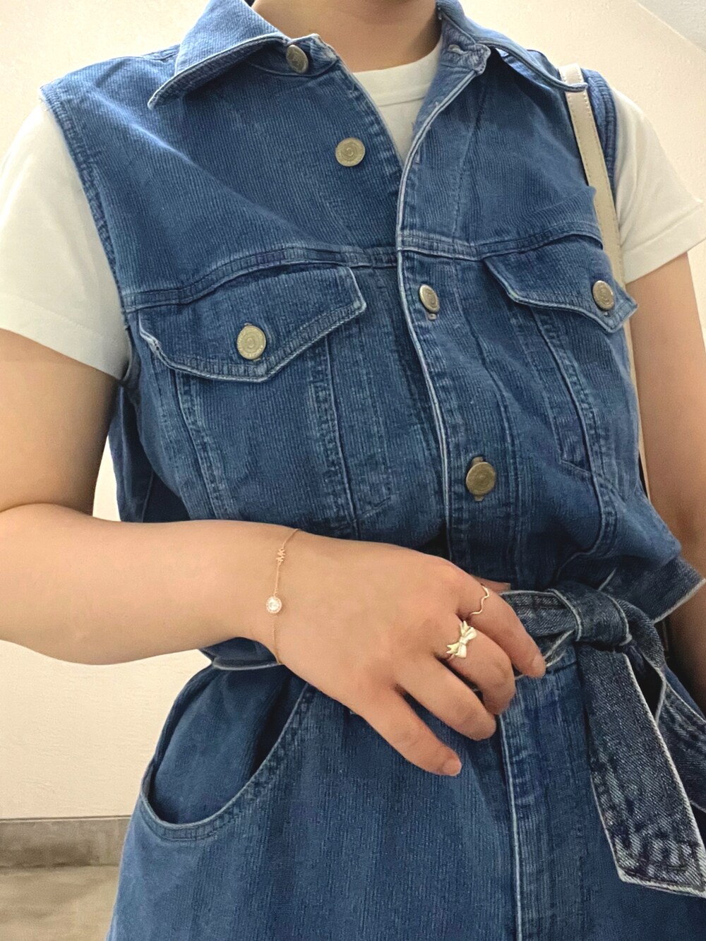 「最近のいい感じコーデ、アウトドアスタイル、プチプラ、古着MIX、大人カジュアル、春夏コーデ、シンプルコーデ、レイヤードスタイル、きれいめカジュアル、休日スタイル、デニム、スニーカー、お出かけコーデ」｜「P-31の厚底スニーカー 身長アップ 7cm台 ロートップ レザースニーカー [ホワイト]（スニーカー、ホワイト系）」を使った、さくらさん（骨格ウェーブ・レディース・160cm）の春コーディネートの5枚目の写真