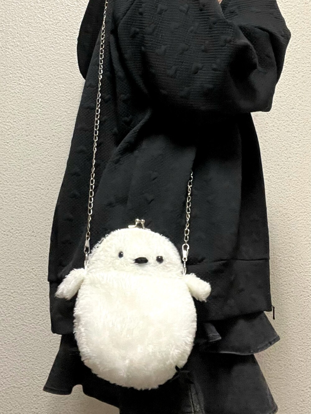 「秋っぽコーデ更新中、モノトーン、ブーツ、ミニスカート、ポシェット、白Tシャツ、ブラックコーデ」｜「Lovilynのハートキルティングジップパーカー（パーカー、ブラック系）」を使った、さくらさん（骨格ウェーブ・レディース・160cm）の秋コーディネートの4枚目の写真