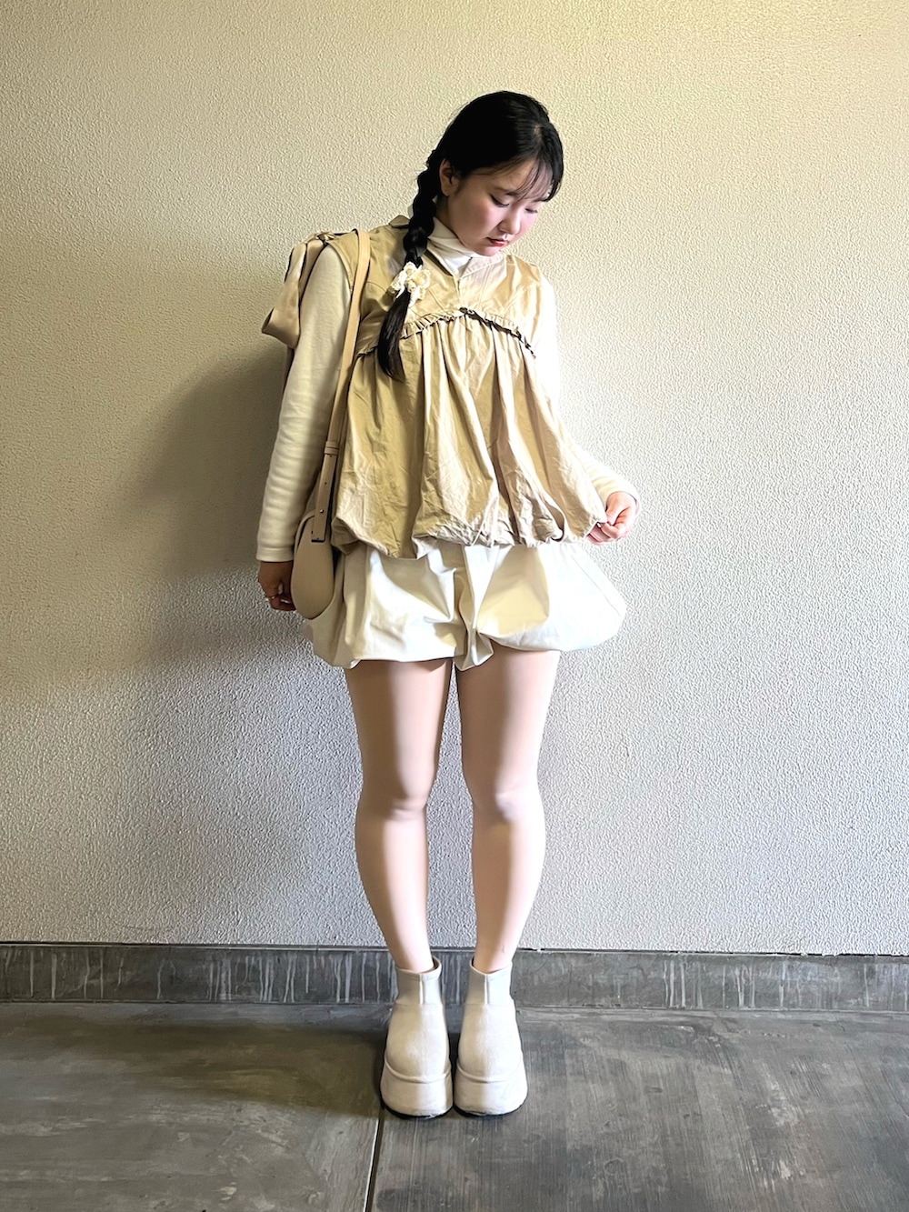「春めき満開コーデ、春コーデ、大人カジュアル、ビスチェ、淡色コーデ、春色、休日スタイル、デートコーデ、ショートパンツ、お出かけコーデ、リボン、ショルダーバッグ、ミニスカート、かぼちゃパンツ」｜「UGGのUGG W CLASSIC MINI DIPPER PUFFER / アグ クラシック ミニ ディッパー パッファー（ブーツ、ホワイト系）」を使った、さくらさん（骨格ウェーブ・レディース・160cm）の春コーディネートの5枚目の写真
