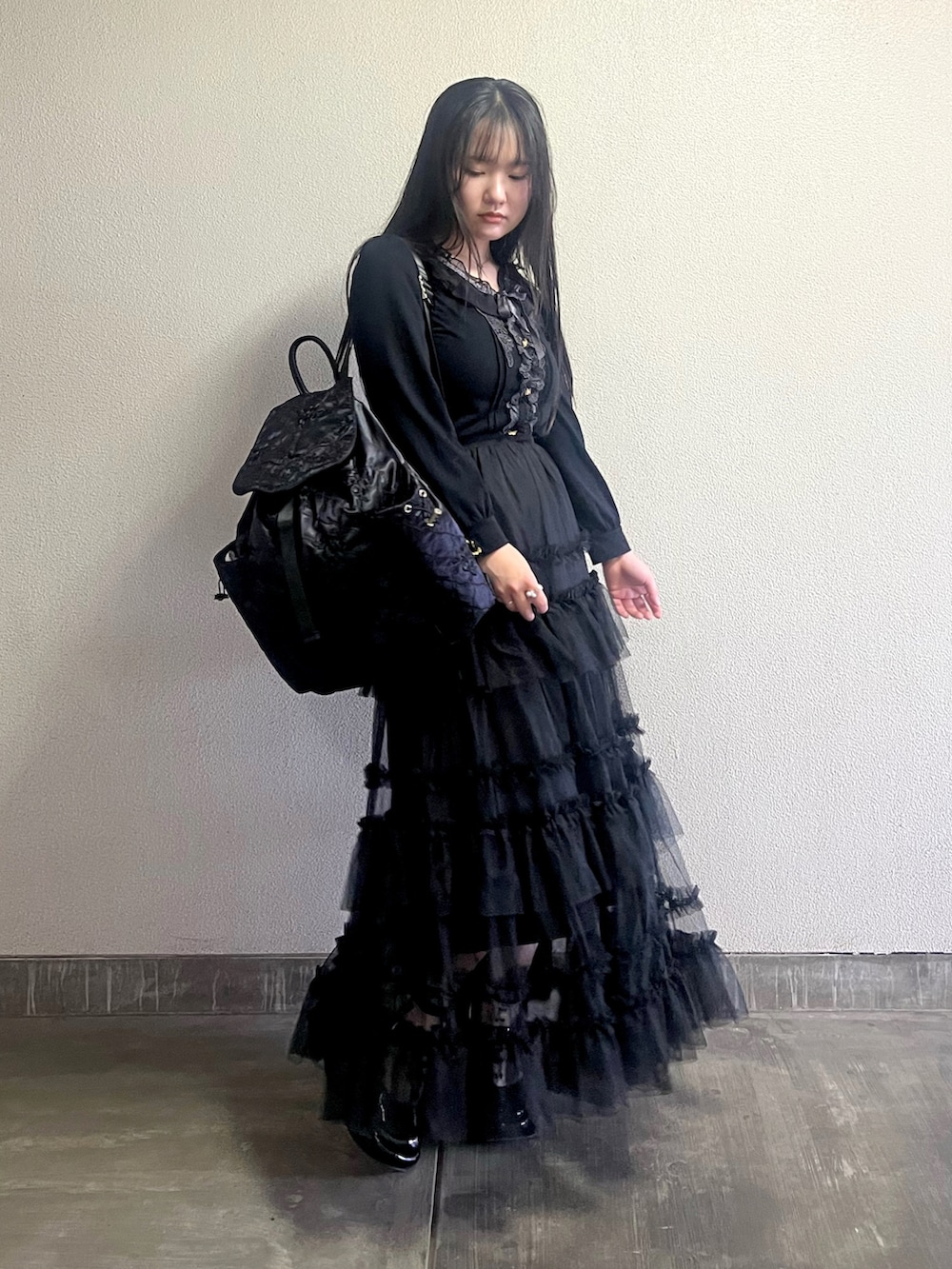 「最近のいい感じコーデ、休日スタイル、デートコーデ、お出かけコーデ、リボン、モノトーン、プチプラ、春夏コーデ、ブラックコーデ」｜「axes femmeのアイテム（シャツ/ブラウス、ブラック系）」を使った、さくらさん（骨格ウェーブ・レディース・160cm）の春コーディネートの4枚目の写真