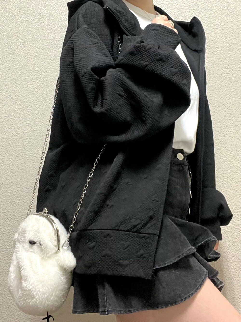 「秋っぽコーデ更新中、モノトーン、ブーツ、ミニスカート、ポシェット、白Tシャツ、ブラックコーデ」｜「Lovilynのハートキルティングジップパーカー（パーカー、ブラック系）」を使った、さくらさん（骨格ウェーブ・レディース・160cm）の秋コーディネートの3枚目の写真