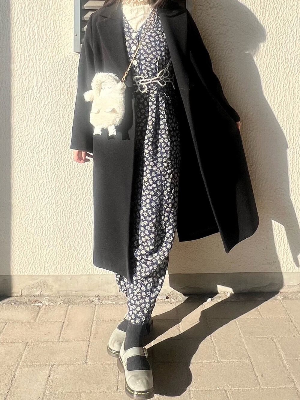 「ロングコート、冬アウター、大人かわいい、冬服、お出かけコーデ、あったかコーデ、プチプラ、きれいめコーデ、プチプラコーデ、古着MIX、ロンパース、ポシェット、ドクターマーチン、レイヤードスタイル、チェスターコート」｜「Dr. Martensのアイテム（パンプス、グレー系）」を使った、さくらさん（骨格ウェーブ・レディース・160cm）の冬コーディネートの2枚目の写真