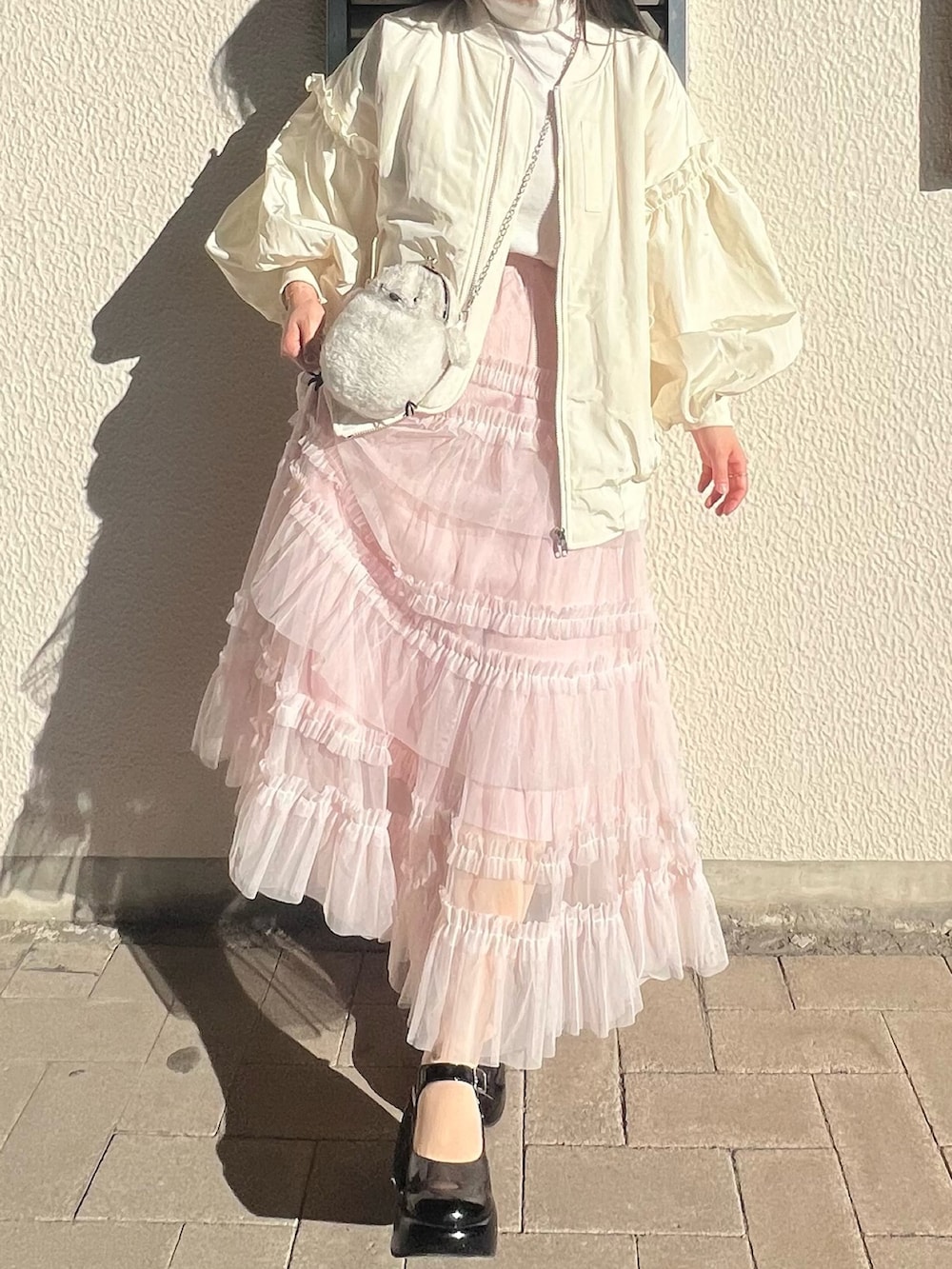 「最近のいい感じコーデ、冬アウター、UNIQLO、冬コーデ、デートコーデ、フリルスカート、MA-1、poppy、poppy tokyo、ポシェット」｜「poppyのpoppy ma-1（MA-1、ホワイト系）」を使った、さくらさん（骨格ウェーブ・レディース・160cm）の秋コーディネートの5枚目の写真