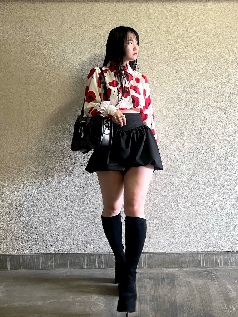 「春めき満開コーデ、春コーデ、古着MIX、ロングブーツ、ショートパンツ、ミニスカート、休日スタイル、デートコーデ、大人カジュアル、韓国ファッション、お出かけコーデ、シアートップス、ショルダーバッグ、リボン」｜「Lovilynの-5kgバルーンミニスカート(キュロット)（スカート、ブラック系）」を使った、さくらさん（骨格ウェーブ・レディース・160cm）の春コーディネートの3枚目の写真