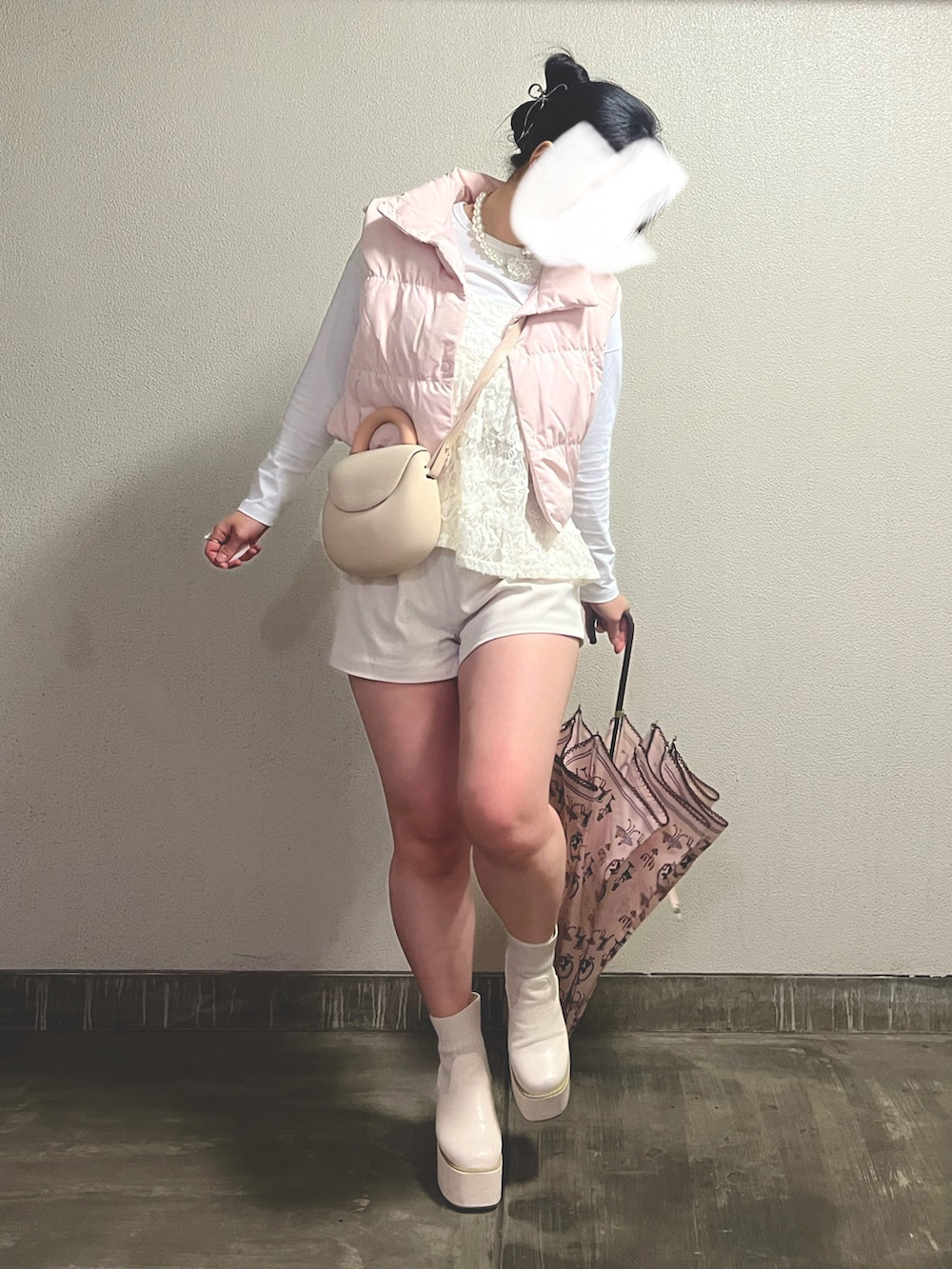 「最近のいい感じコーデ、アウトドアスタイル、プチプラ、ビスチェ、春夏コーデ、淡色コーデ、レイヤードスタイル、きれいめカジュアル、ショートパンツ、休日スタイル、シアートップス、お出かけコーデ」｜「Three Four Timeのホワイトフラワーパールネックレス（ネックレス、ホワイト系）」を使った、さくらさん（骨格ウェーブ・レディース・160cm）の春コーディネートの3枚目の写真