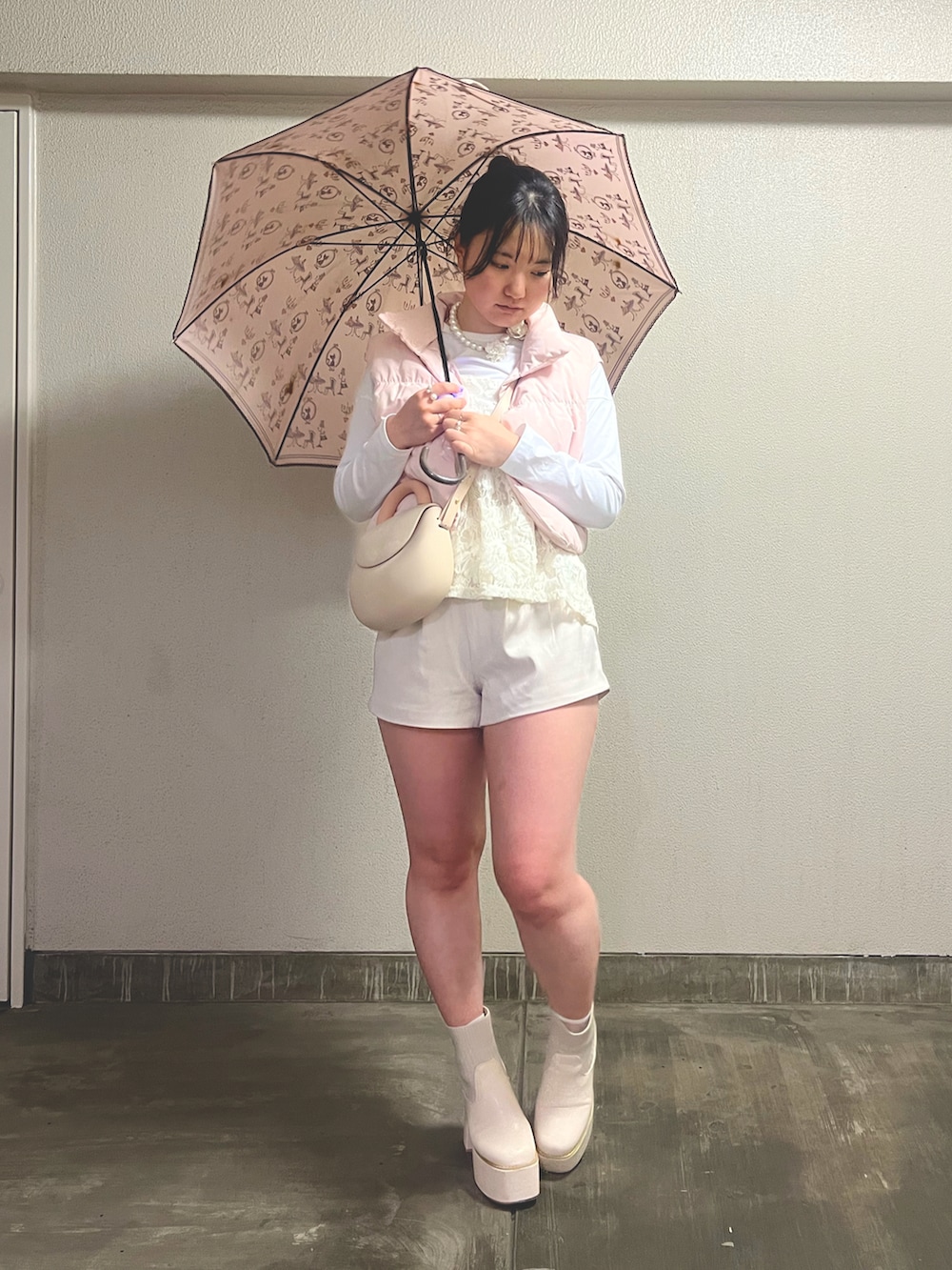 「最近のいい感じコーデ、アウトドアスタイル、プチプラ、ビスチェ、春夏コーデ、淡色コーデ、レイヤードスタイル、きれいめカジュアル、ショートパンツ、休日スタイル、シアートップス、お出かけコーデ」｜「Three Four Timeのホワイトフラワーパールネックレス（ネックレス、ホワイト系）」を使った、さくらさん（骨格ウェーブ・レディース・160cm）の春コーディネートの4枚目の写真