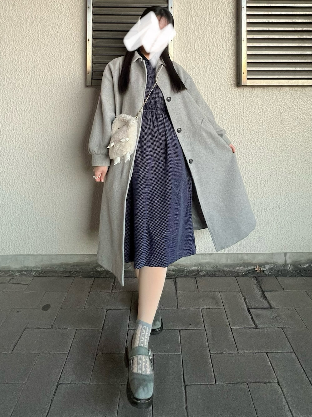 「真冬のあったかスタイル、ワンピース、ドット、ドット柄、ドットワンピ、ドットワンピース、ロングコート、ドクターマーチン、古着MIX、古着コーデ、古着女子、ポシェット、チェスターコート、お出かけコーデ、冬コーデ」｜「N.（N. Natural Beauty Basic）のアイテム（チェスターコート、グレー系）」を使った、さくらさん（骨格ウェーブ・レディース・160cm）の冬コーディネートの2枚目の写真