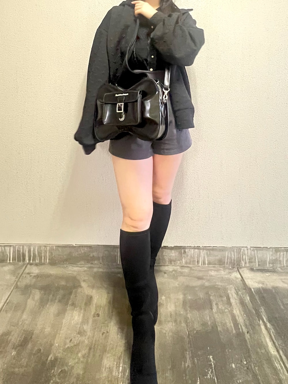 「秋コーデ、パーカーコーデ、ブラックコーデ、ロングブーツコーデ、ガーリーコーデ、ガーリー、ブラックガーリー、ブラックガーリーコーデ、ロングブーツ」｜「Lovilynのハートキルティングジップパーカー（パーカー、ブラック系）」を使った、さくらさん（骨格ウェーブ・レディース・160cm）の秋コーディネートの4枚目の写真
