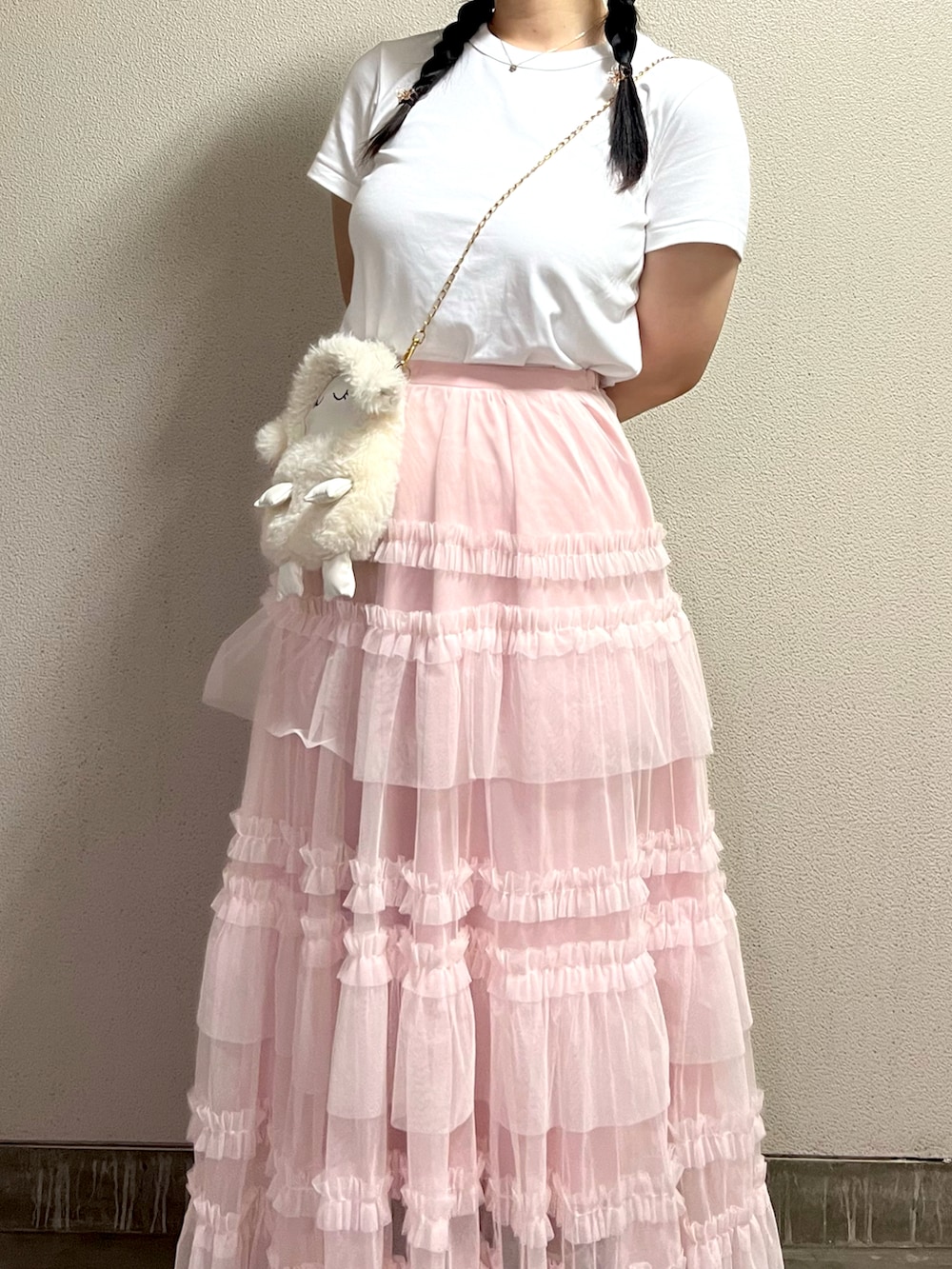 「白Tシャツ、ガーリーコーデ」｜「byあしながおじさんの厚底おでこストラップパンプス　8740175（パンプス、ブラック系）」を使った、さくらさん（骨格ウェーブ・レディース・160cm）の秋コーディネートの5枚目の写真