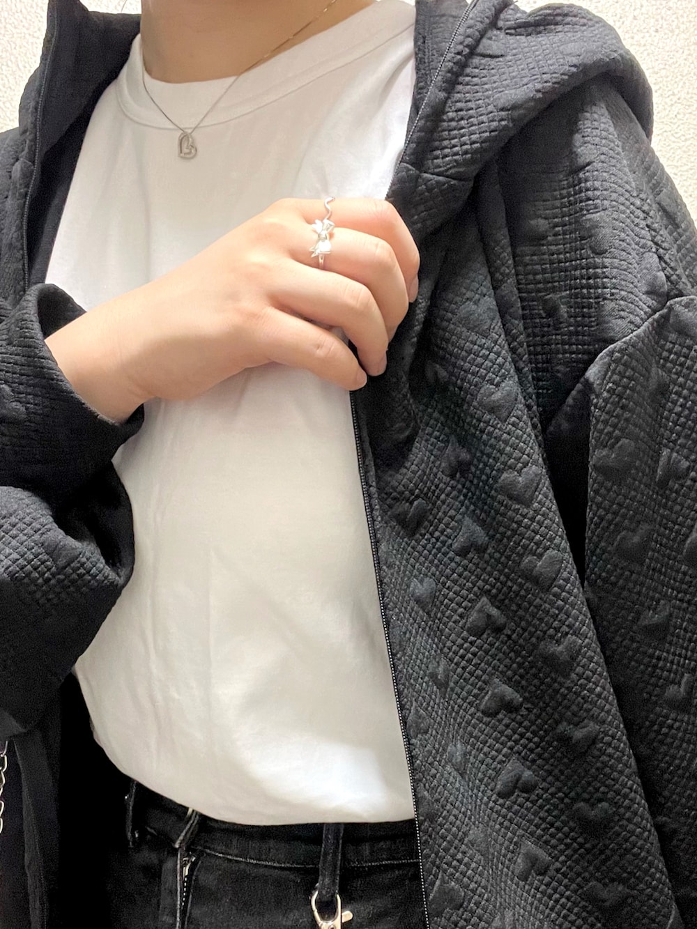 「秋っぽコーデ更新中、モノトーン、ブーツ、ミニスカート、ポシェット、白Tシャツ、ブラックコーデ」｜「Lovilynのハートキルティングジップパーカー（パーカー、ブラック系）」を使った、さくらさん（骨格ウェーブ・レディース・160cm）の秋コーディネートの5枚目の写真