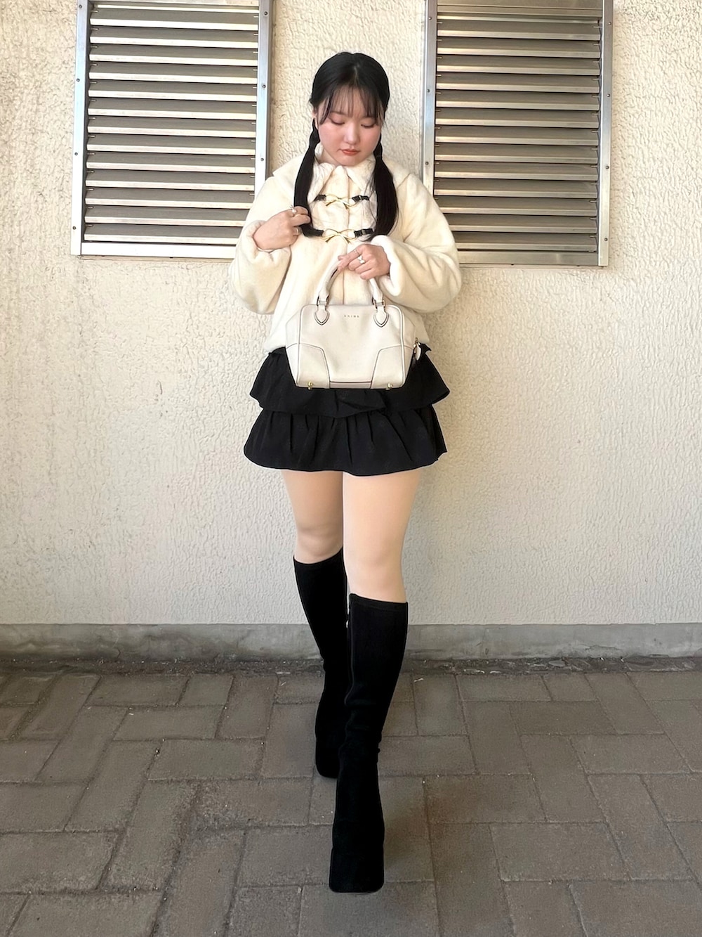 「ミニスカート、モノトーン、休日スタイル」｜「S’AIMEのアイテム（ショルダーバッグ、ホワイト系）」を使った、さくらさん（骨格ウェーブ・レディース・160cm）の冬コーディネートの3枚目の写真