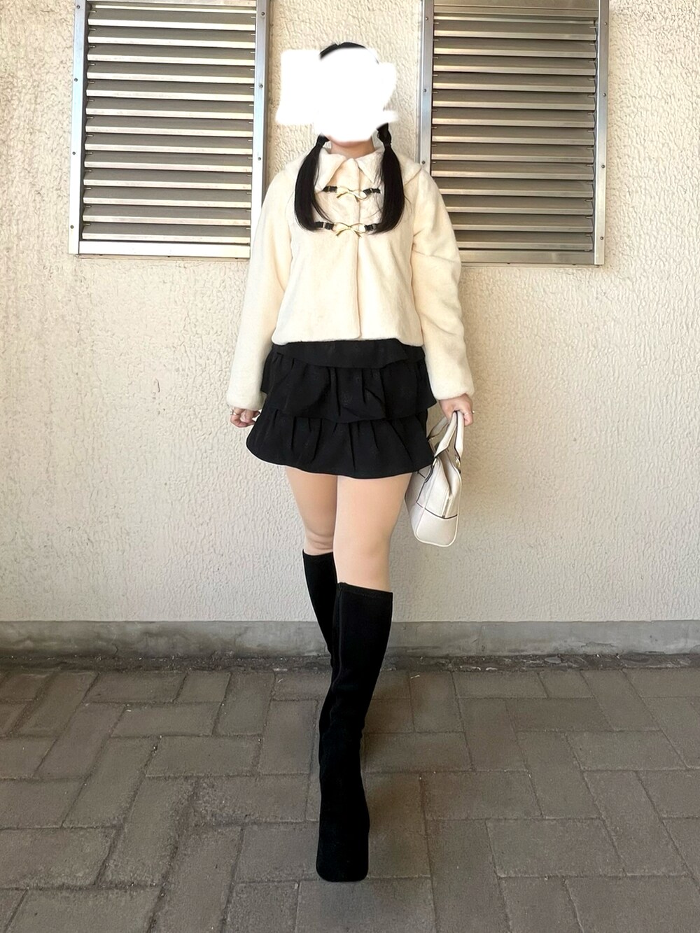 「ミニスカート、モノトーン、休日スタイル」｜「S’AIMEのアイテム（ショルダーバッグ、ホワイト系）」を使った、さくらさん（骨格ウェーブ・レディース・160cm）の冬コーディネートの4枚目の写真