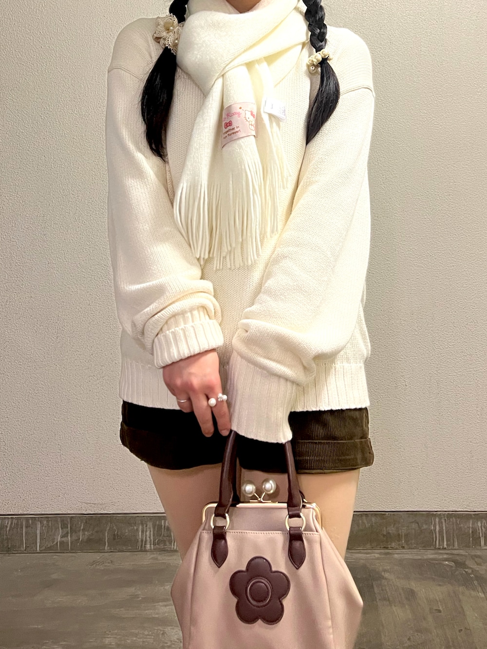 「春めき満開コーデ、春コーデ、古着MIX、大人カジュアル、休日スタイル、デートコーデ、淡色コーデ、春色、ショートパンツ、リボン、お出かけコーデ」｜「POLO RALPH LAURENのアイテム（ニット/セーター、ホワイト系）」を使った、さくらさん（骨格ウェーブ・レディース・160cm）の春コーディネートの2枚目の写真