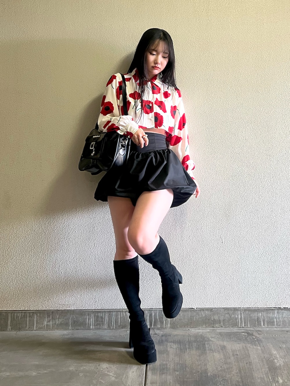 「春めき満開コーデ、春コーデ、古着MIX、ロングブーツ、ショートパンツ、ミニスカート、休日スタイル、デートコーデ、大人カジュアル、韓国ファッション、お出かけコーデ、シアートップス、ショルダーバッグ、リボン」｜「Lovilynの-5kgバルーンミニスカート(キュロット)（スカート、ブラック系）」を使った、さくらさん（骨格ウェーブ・レディース・160cm）の春コーディネートの2枚目の写真
