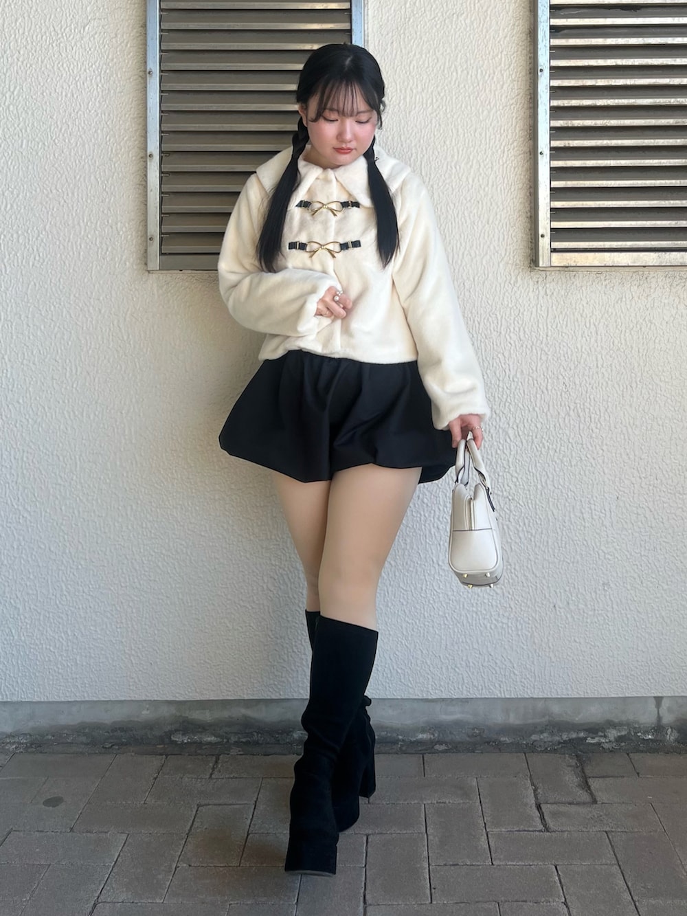 「モノトーン、春色、きれいめカジュアル、休日スタイル、ロングブーツ、プチプラ、ミニスカート」｜「axes femme POETIQUEのリボン金具ファーコート（ダッフルコート、ホワイト系）」を使った、さくらさん（骨格ウェーブ・レディース・160cm）の春コーディネートの3枚目の写真