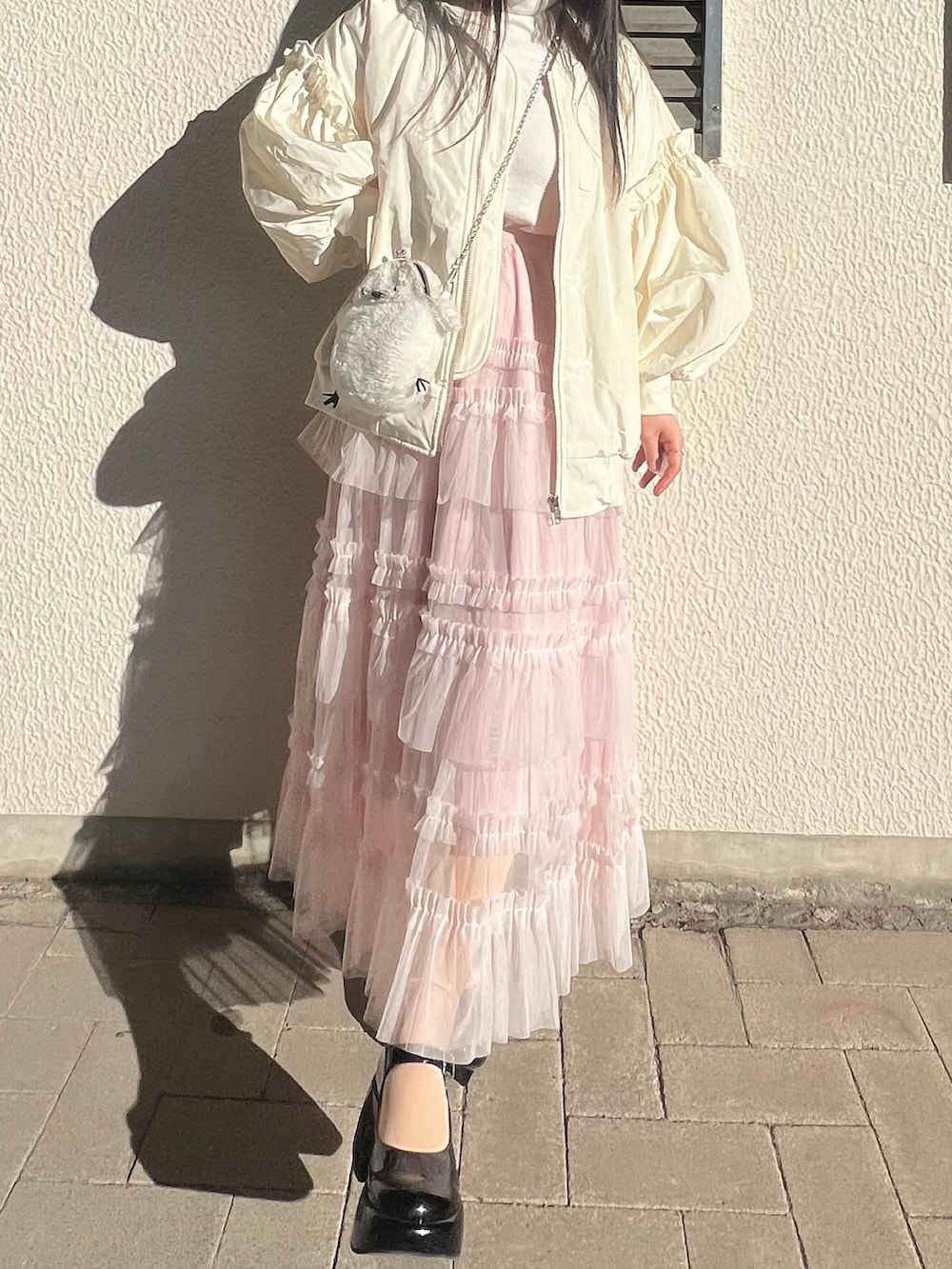 「最近のいい感じコーデ、冬アウター、UNIQLO、冬コーデ、デートコーデ、フリルスカート、MA-1、poppy、poppy tokyo、ポシェット」｜「poppyのpoppy ma-1（MA-1、ホワイト系）」を使った、さくらさん（骨格ウェーブ・レディース・160cm）の秋コーディネートの4枚目の写真