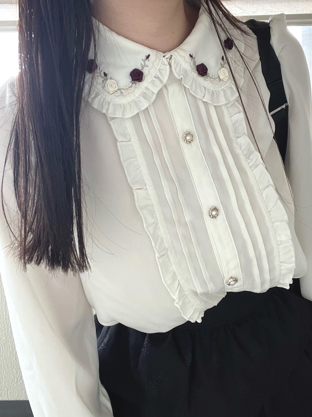 「ショートパンツ、休日スタイル、ミニスカート、お出かけコーデ、リボン、プチプラ、モノトーン、デートコーデ」｜「IMARIの【 IMARI / イマリ 】 総レース ワイド カチューシャ（カチューシャ、ホワイト系）」を使った、さくらさん（骨格ウェーブ・レディース・160cm）の春コーディネートの3枚目の写真