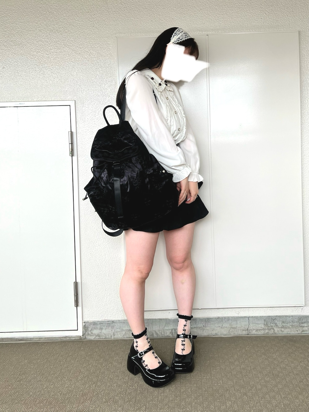 「ショートパンツ、休日スタイル、ミニスカート、お出かけコーデ、リボン、プチプラ、モノトーン、デートコーデ」｜「IMARIの【 IMARI / イマリ 】 総レース ワイド カチューシャ（カチューシャ、ホワイト系）」を使った、さくらさん（骨格ウェーブ・レディース・160cm）の春コーディネートの2枚目の写真