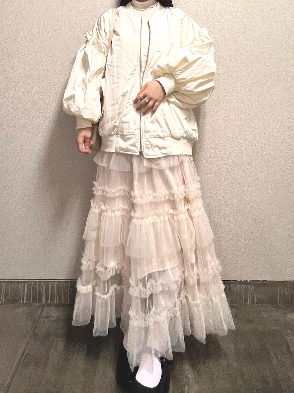「秋服コーデ、大人かわいい、MA-1、ホワイトコーデ、秋コーデ、冬コーデ、poppy、poppy tokyo、poppycode、POPPY、ガーリーコーデ」｜「poppyのpoppy ma-1（MA-1、ホワイト系）」を使った、さくらさん（骨格ウェーブ・レディース・160cm）の秋コーディネートの3枚目の写真