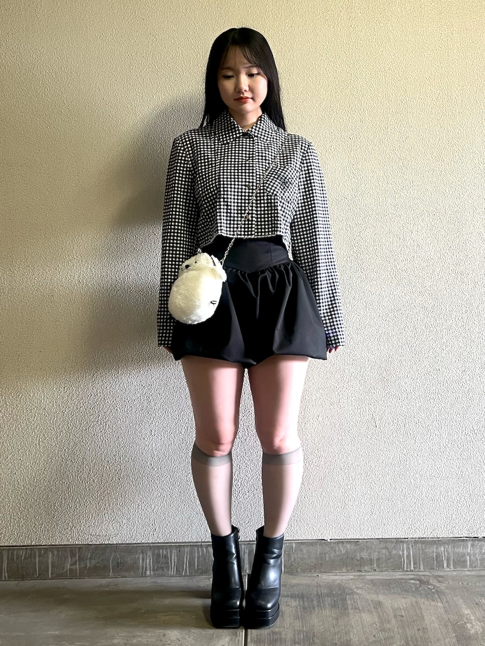 「春めき満開コーデ、春コーデ、古着MIX、ショートパンツ、ミニスカート、ショルダーバッグ、休日スタイル、デートコーデ、韓国ファッション、お出かけコーデ、モノトーン」｜「古着のアイテム（シャツ/ブラウス、ブラック系）」を使った、さくらさん（骨格ウェーブ・レディース・160cm）の春コーディネートの5枚目の写真