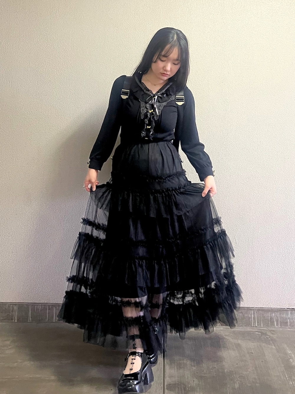 「最近のいい感じコーデ、休日スタイル、デートコーデ、お出かけコーデ、リボン、モノトーン、プチプラ、春夏コーデ、ブラックコーデ」｜「axes femmeのアイテム（シャツ/ブラウス、ブラック系）」を使った、さくらさん（骨格ウェーブ・レディース・160cm）の春コーディネートの2枚目の写真