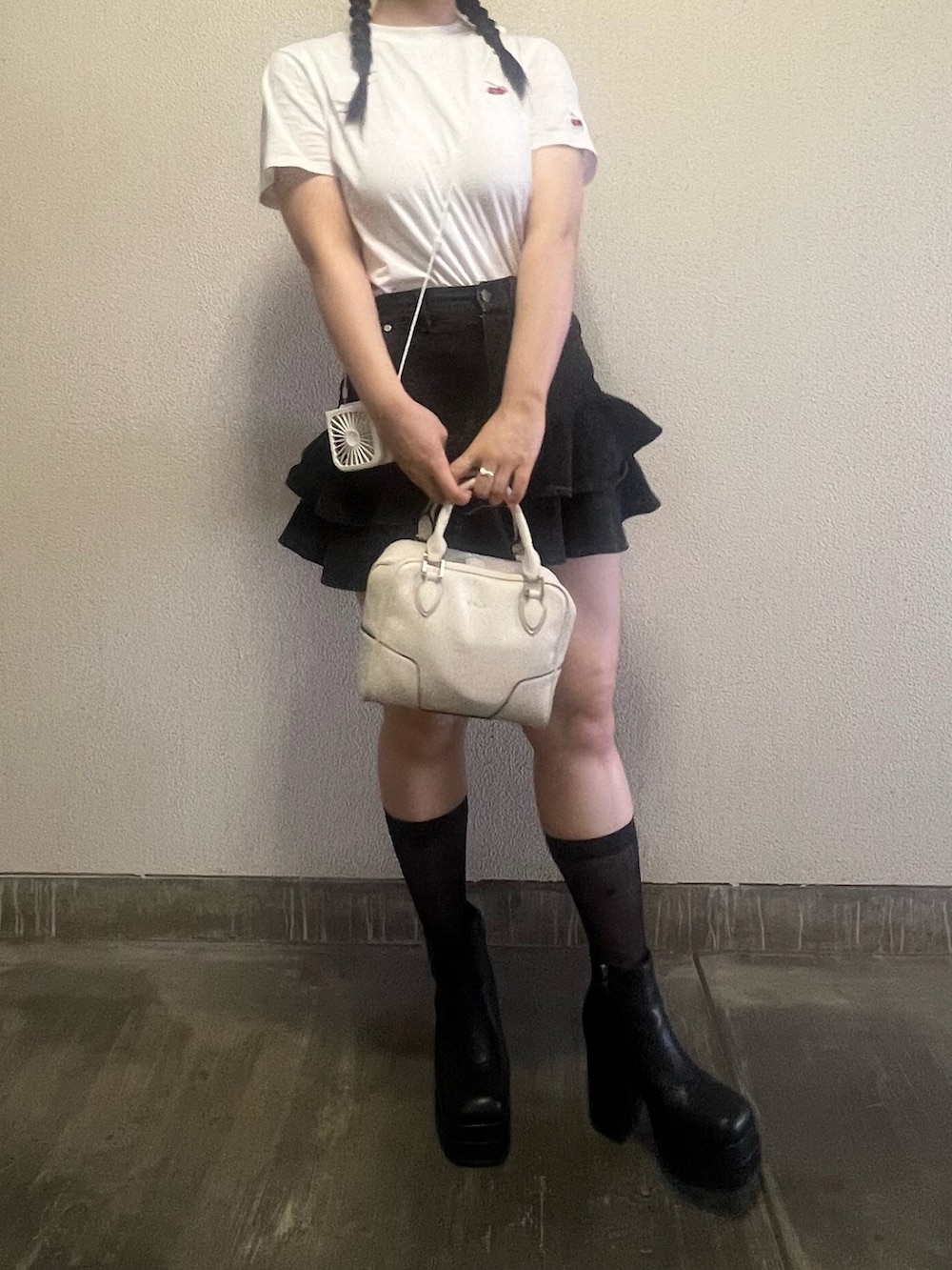 「秋っぽコーデ更新中、白Tシャツ、ロゴT、モノトーン、デニムスカート」｜「KIRSHのKIRSH SMALL CHERRY STANDARD T-SHIRT/キルシースモールチェリースタンダードTシャツ（Tシャツ/カットソー、ホワイト系）」を使った、さくらさん（骨格ウェーブ・レディース・160cm）の秋コーディネートの3枚目の写真
