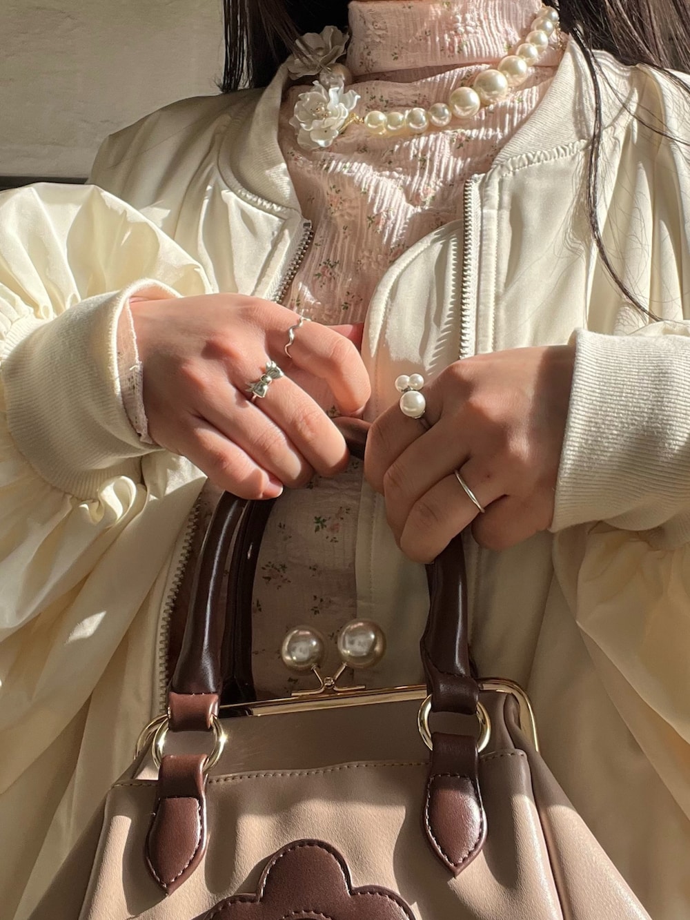 「真冬のあったかスタイル、休日スタイル、オトナカワイイ、冬、キレイめ、冬服コーデ、ガーリー、poppy、poppy tokyo、ベビーピンク、ティアードスカート、ホワイトコーデ、お出かけコーデ、冬コーデ」｜「MARY QUANTのアイテム（ショルダーバッグ、ブラウン系）」を使った、さくらさん（骨格ウェーブ・レディース・160cm）の冬コーディネートの5枚目の写真