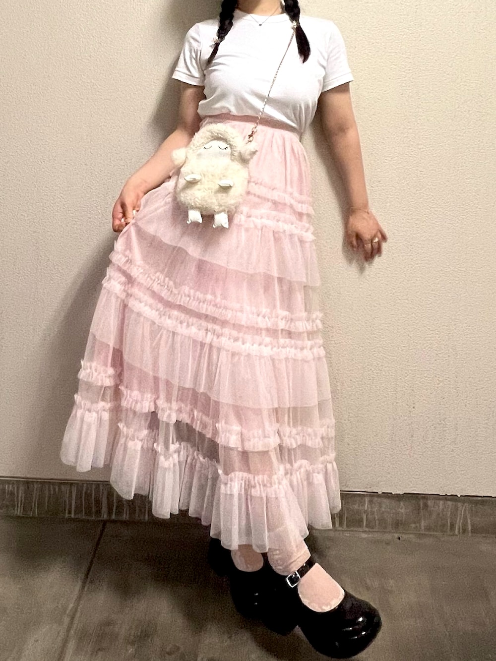 「白Tシャツ、ガーリーコーデ」｜「byあしながおじさんの厚底おでこストラップパンプス　8740175（パンプス、ブラック系）」を使った、さくらさん（骨格ウェーブ・レディース・160cm）の秋コーディネートの3枚目の写真