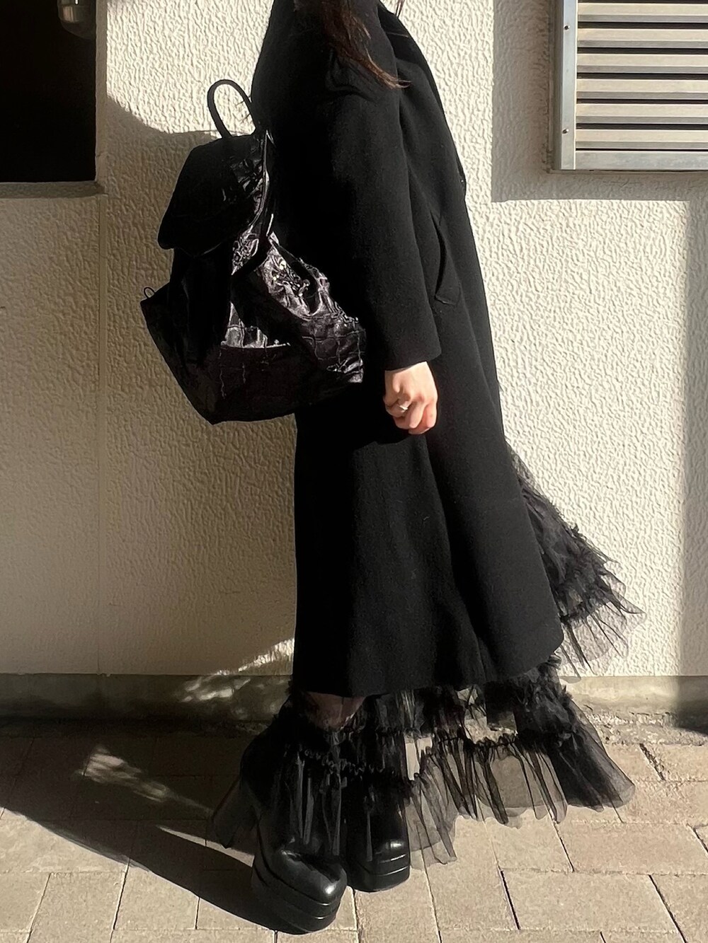 「冬コーデ、ロングコート、冬アウター、お出かけコーデ、きれいめカジュアル、大人ガーリー、ブーツスタイル、きれいめコーディネート、モノトーン、モノトーンコーデ、フリル、フリルスカート、ブラックコーデ、チェスターコート」｜「Lovilynのフリルスカート（スカート、ブラック系）」を使った、さくらさん（骨格ウェーブ・レディース・160cm）の冬コーディネートの3枚目の写真