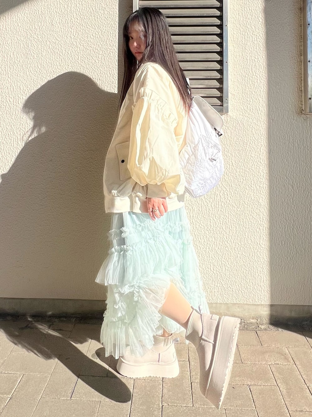 「冬コーデ、ホワイトコーデ、クリスマスに着たい服、マイベストコーデ2024、大人ガーリー、あったかコーデ、ハイネック、キレイめコーデ、プチプラ、ブーツスタイル、ムートンブーツ、お出かけコーデ、デートコーデ、きれいめカジュアル」｜「poppyのpoppy ma-1（MA-1、ホワイト系）」を使った、さくらさん（骨格ウェーブ・レディース・160cm）の冬コーディネートの3枚目の写真